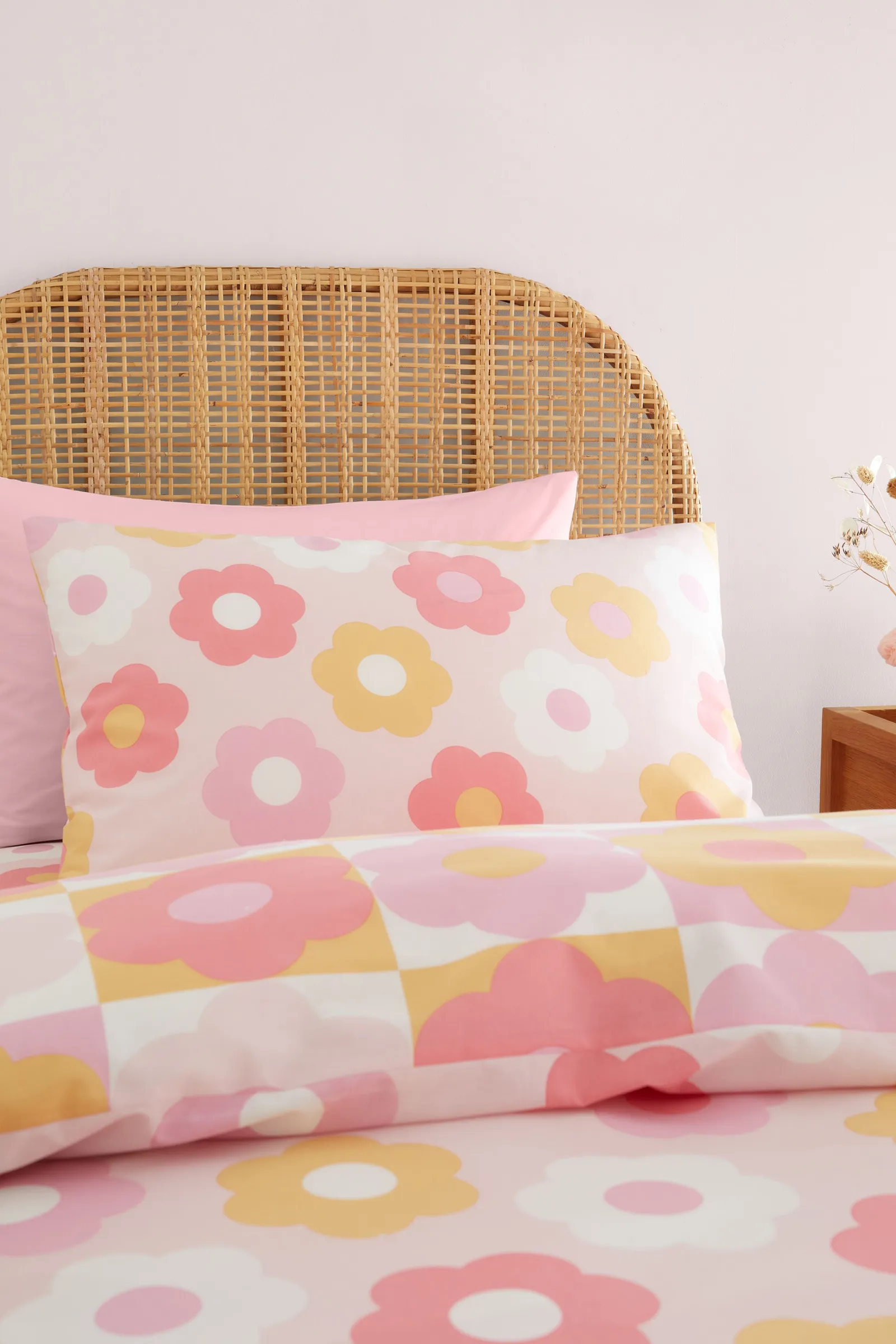 Catherine Lansfield 'Retro Daisy' Reversible Duvet Cover Set in Pink 3