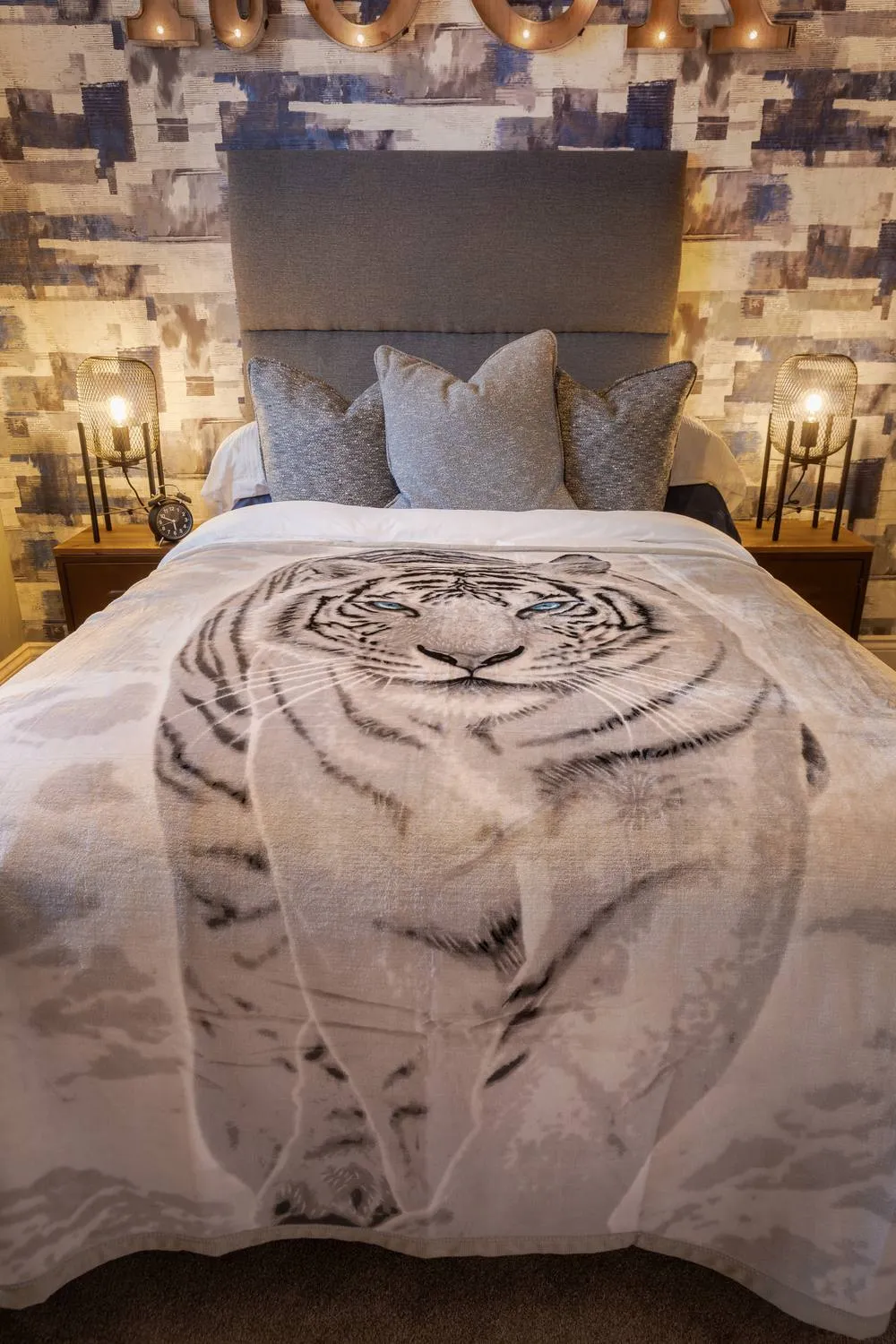 Snug City White Tiger Print Fleece Blanket Animal Throw Soft Warm Cosy Blanket