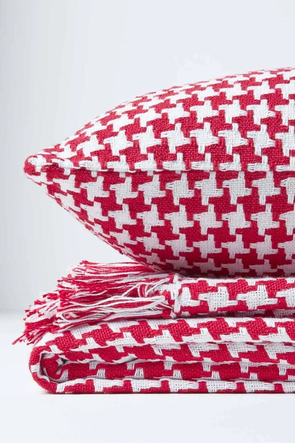 Homescapes Houndstooth 100% Cotton Cushion Cover in Red 5