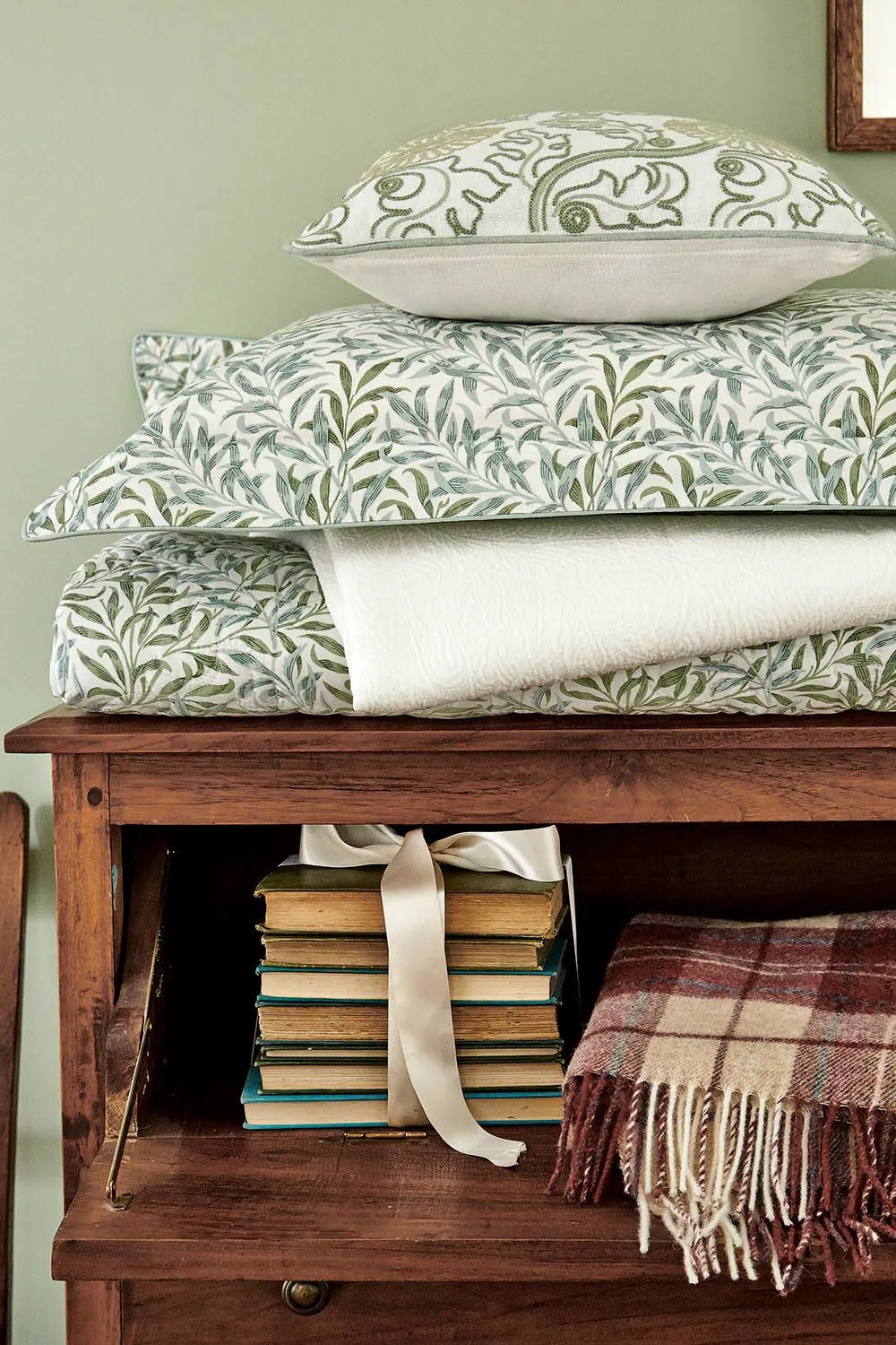 Morris & Co 'Willow Bough Sage' Cotton Percale Duvet Cover Set in Green 4