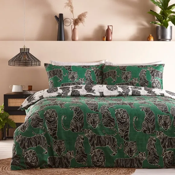 Furn. Wildcat Duvet Cover and Pillowcase Set Jungle Green 1