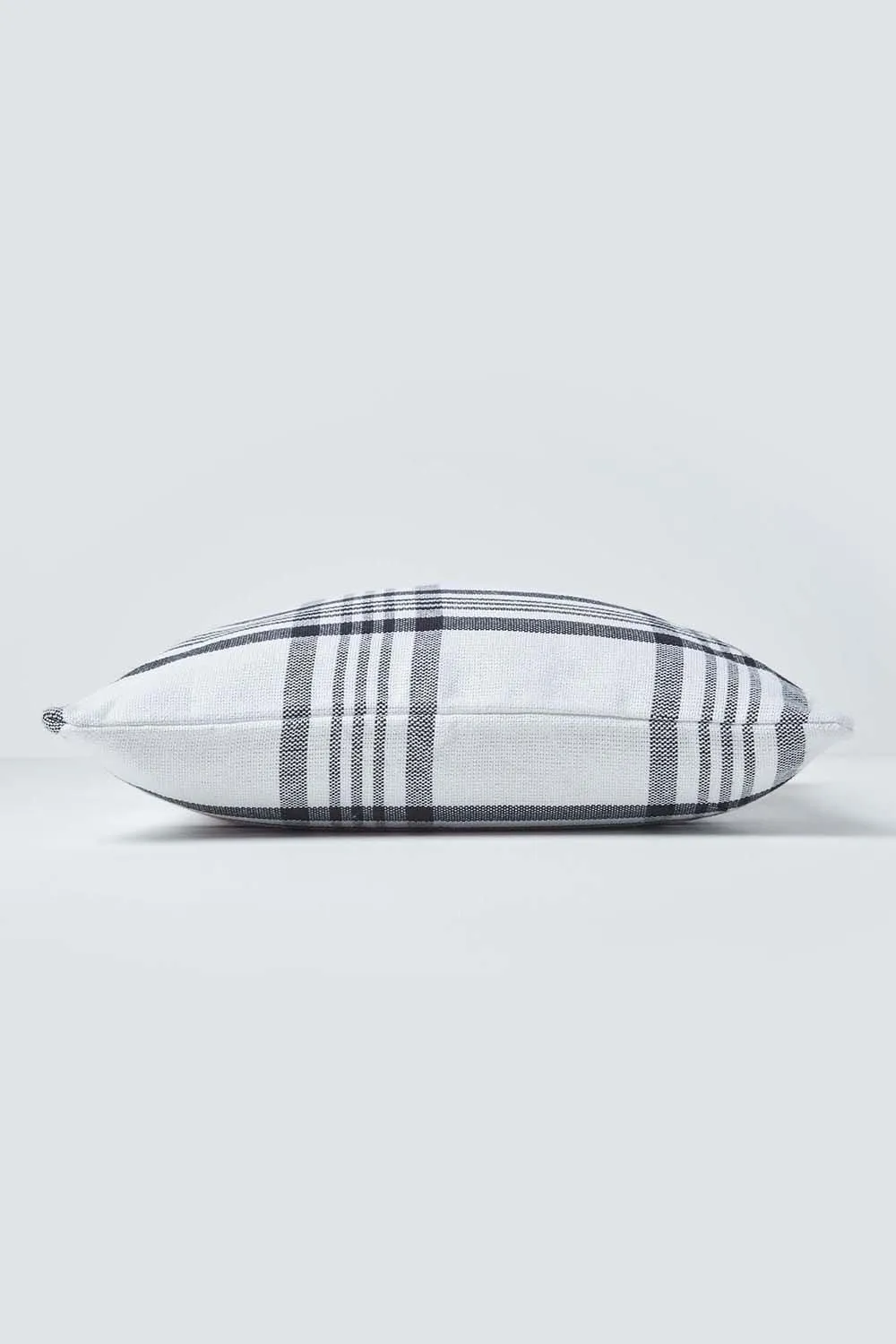 Homescapes Tartan Pattern Cushion Cover in White 2