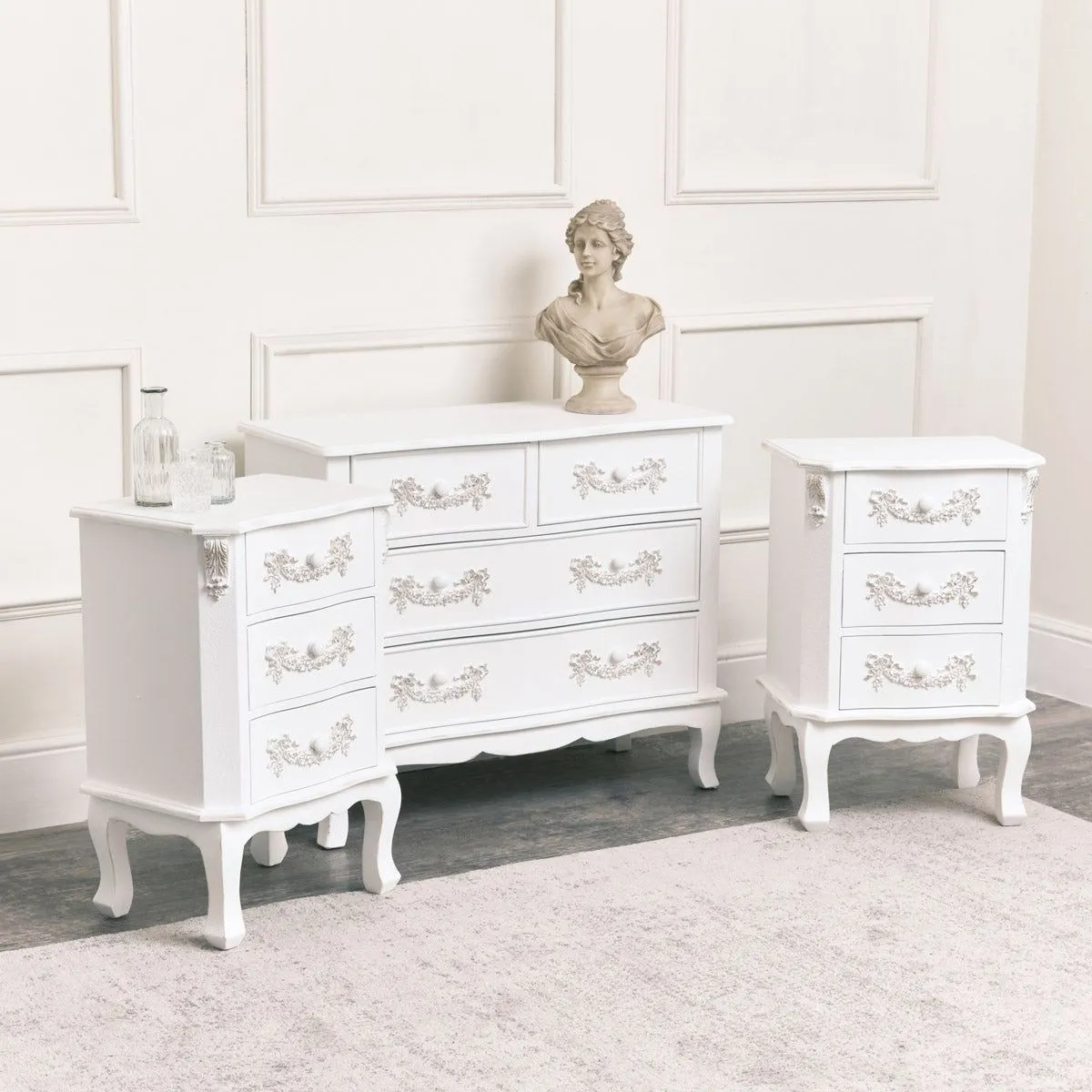 Melody Maison Antique White 4 Drawer Chest Of Drawer & Pair Of 3 Drawer Bedside Tables - Pays Blanc Range 6