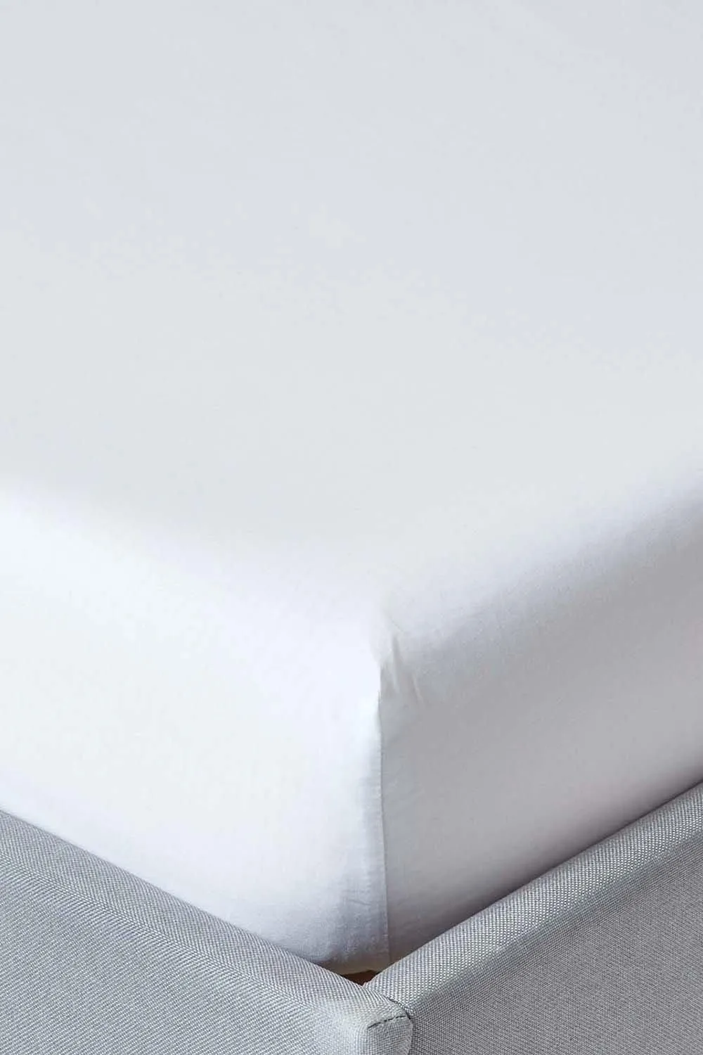 Homescapes Egyptian Cotton Fitted Sheet 12 inch 200 Thread Count in White 1