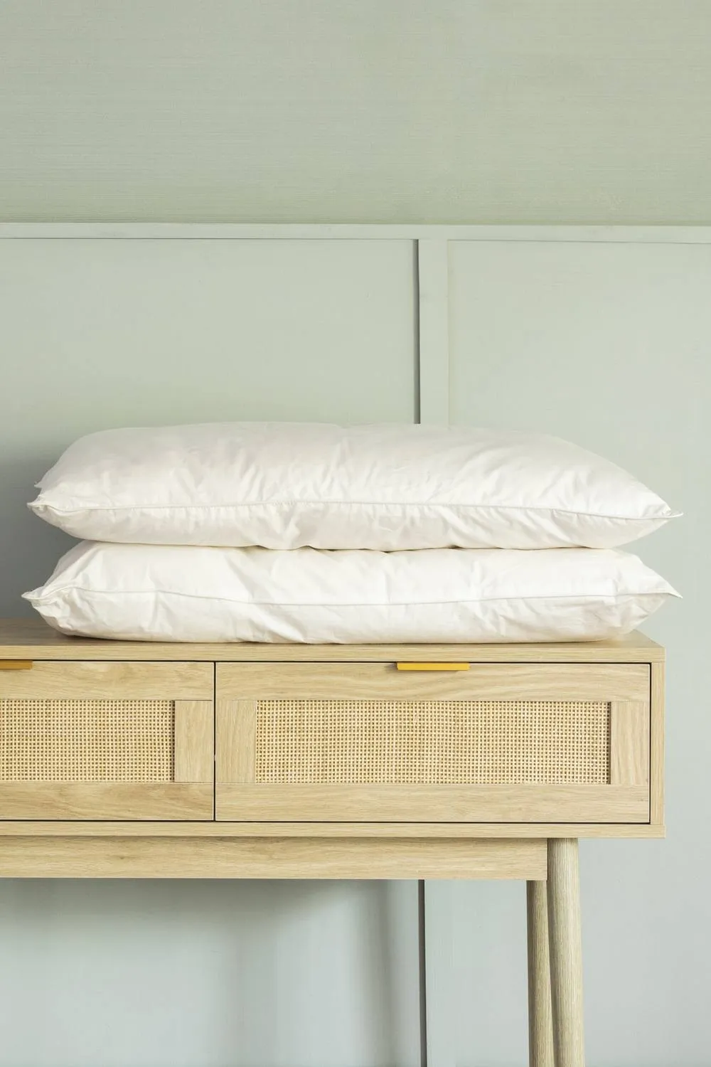 Soak&Sleep New Zealand Wool Pillow - Medium/Firm in White 2