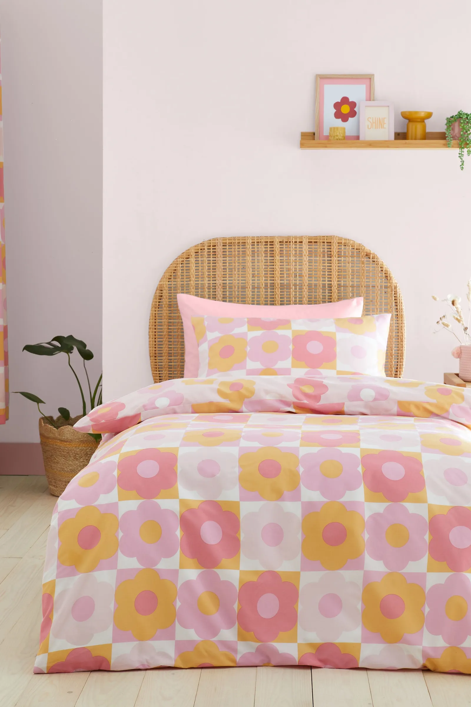 Catherine Lansfield 'Retro Daisy' Reversible Duvet Cover Set in Pink 2