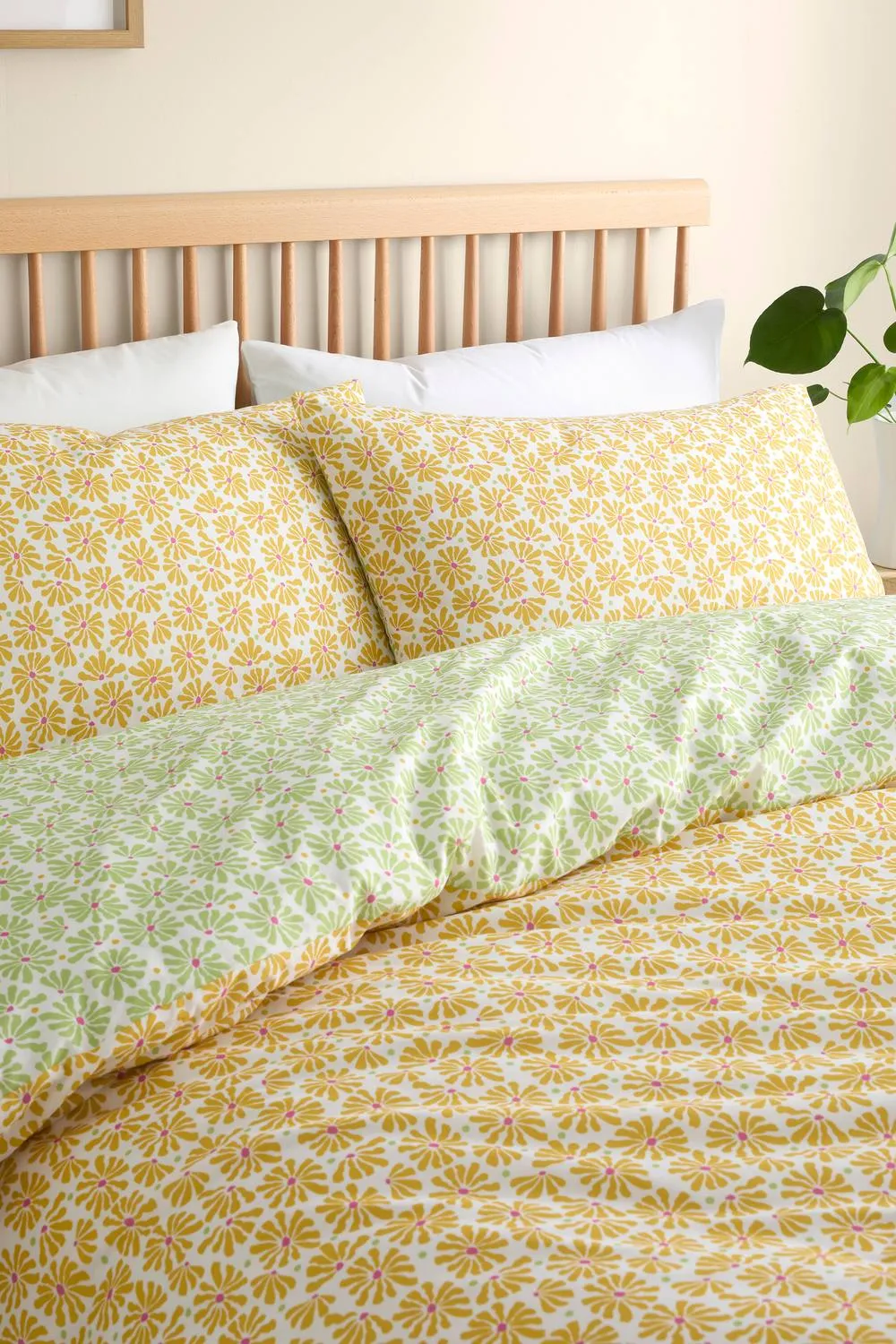 Fusion 'Retro Daisy Floral' Easy Care Duvet Cover Set in Yellow 2