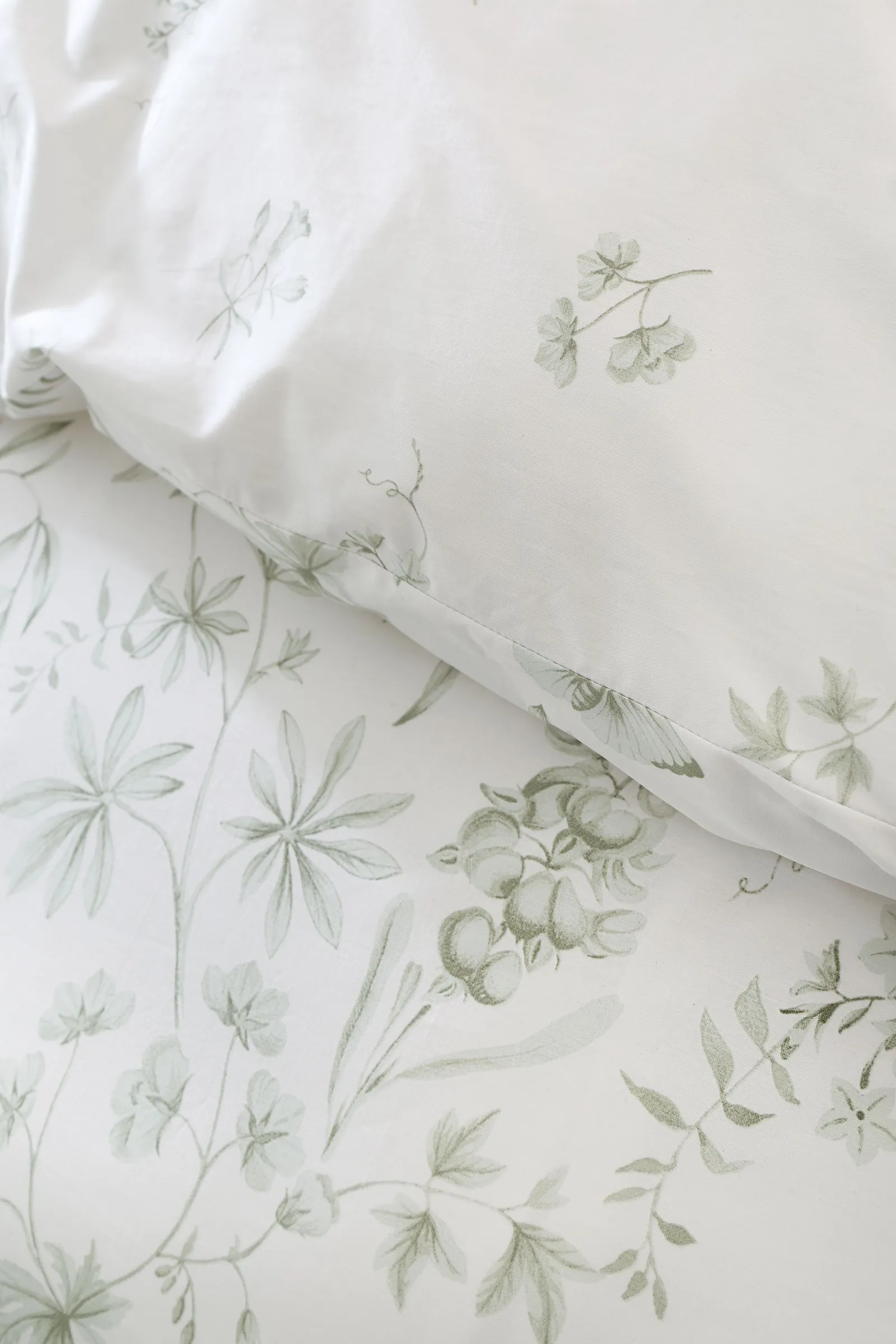 Bianca Thea Floral 200 Thread Count Cotton Reversible Duvet Cover Set in Green 3