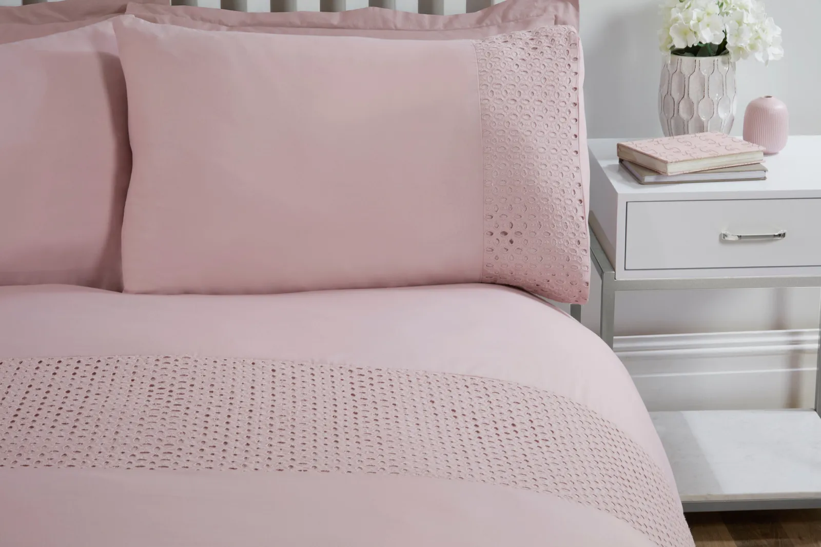 Smart Living Luxury Super Soft Stylish Lace Panel Duvet Cover with Pillowcases in Pink 2