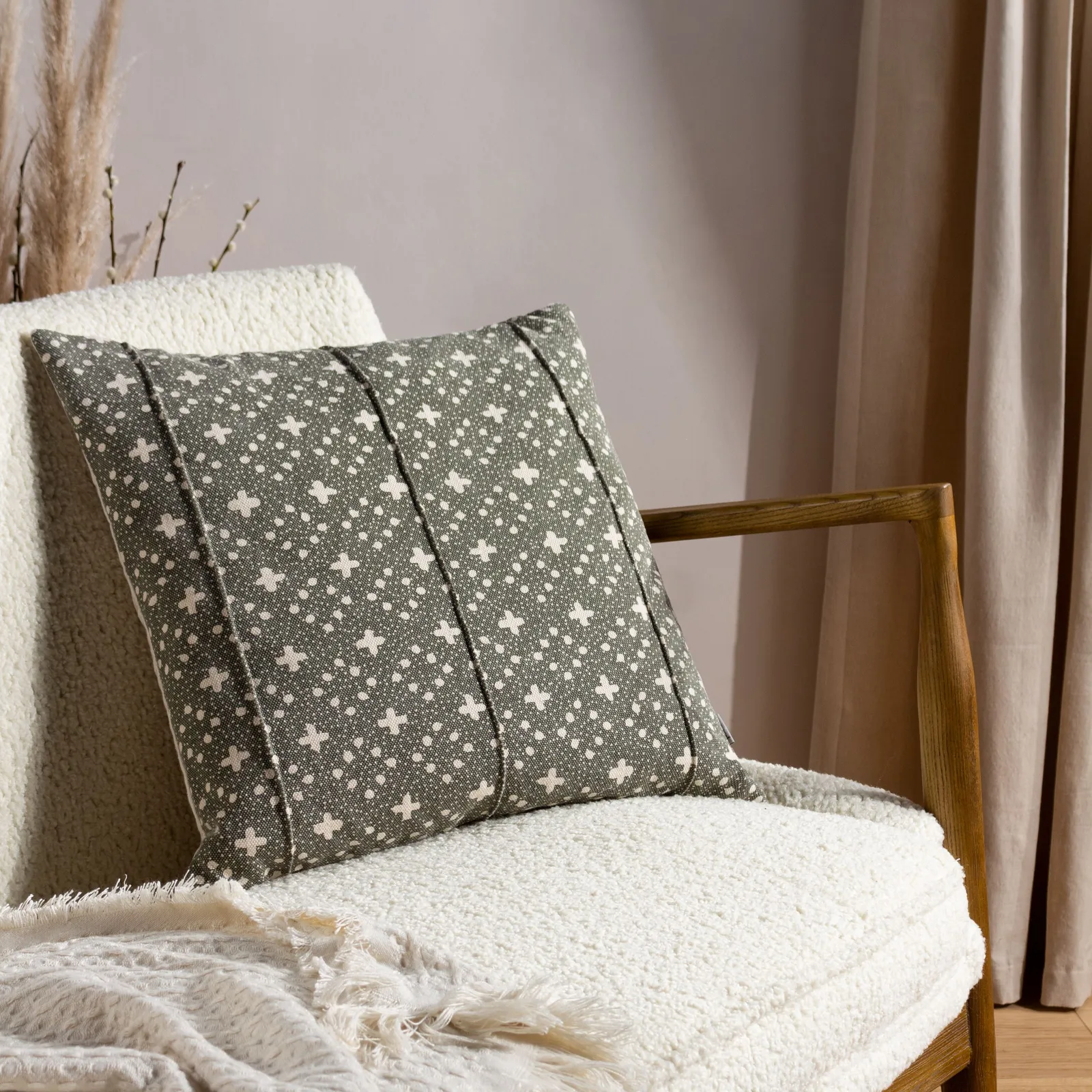 Yard Helm 100% Cotton Woven Cushion in Black 1