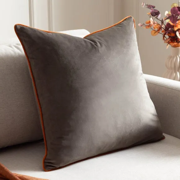 Furn. Square Cushion 1