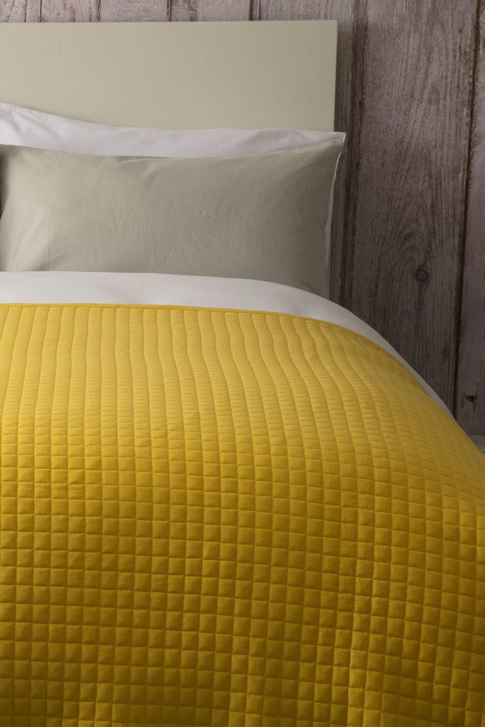 Belledorm Crompton Throw 150cm X 200cm in Yellow