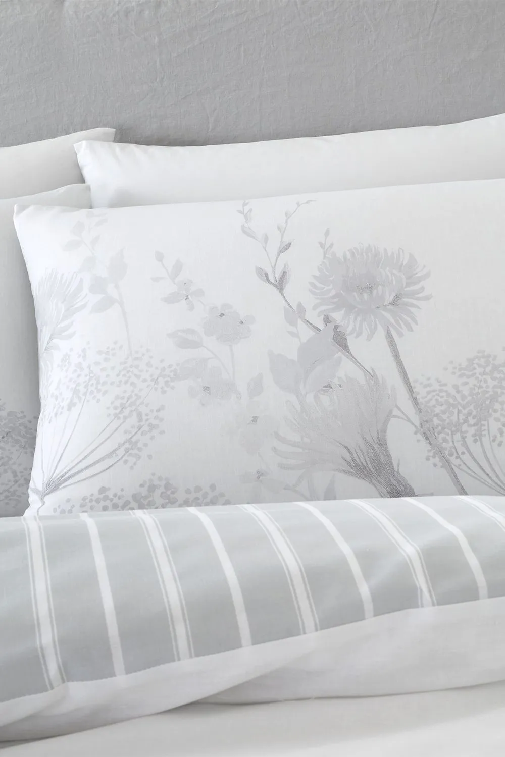 Catherine Lansfield Meadowsweet Floral Duvet Set in White 2