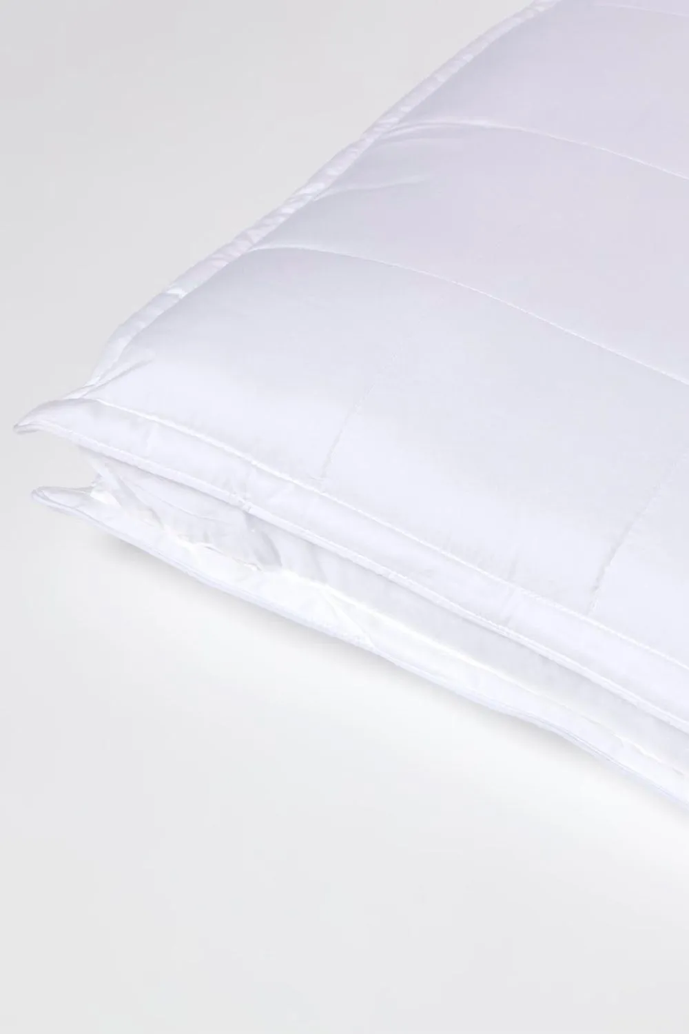 Homescapes Luxury Hypoallergenic Bamboo Pillow for Side Sleepers in White 4