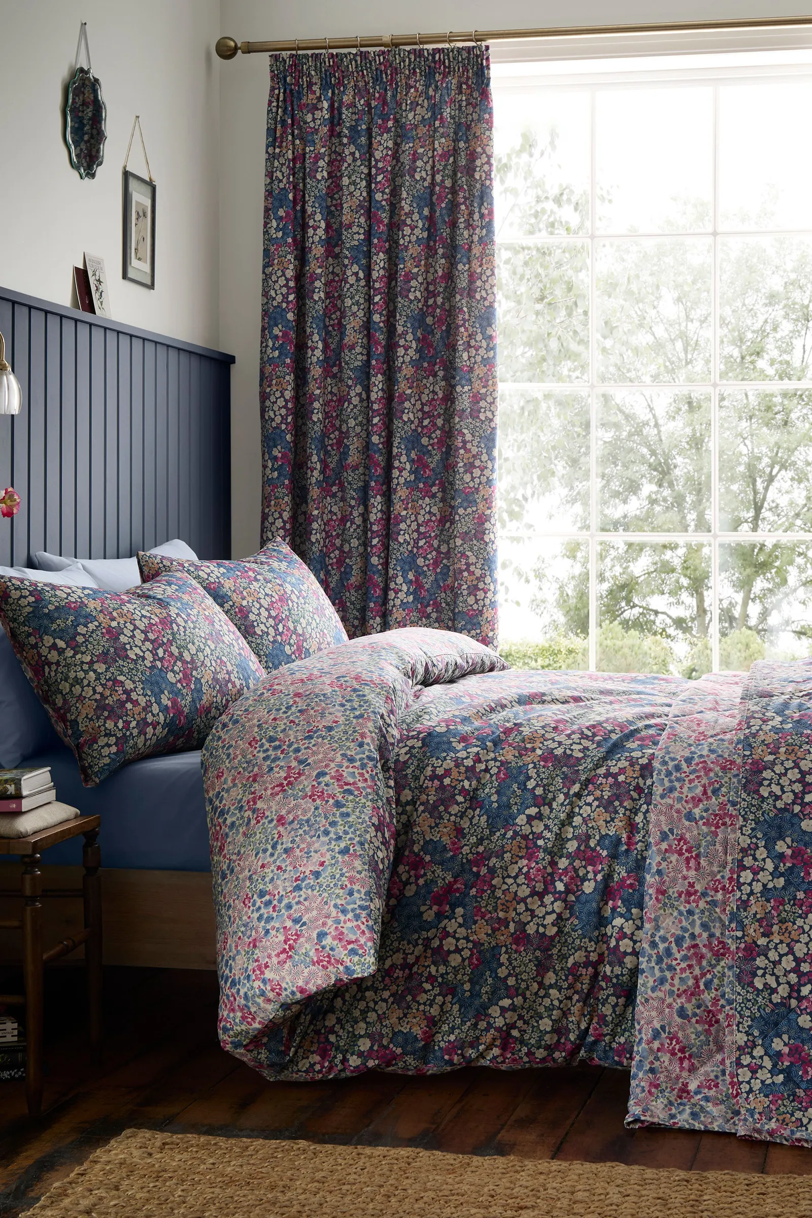 Dreams & Drapes 'Bessie' Ditsy Floral Reversible Duvet Cover Set in Navy 4