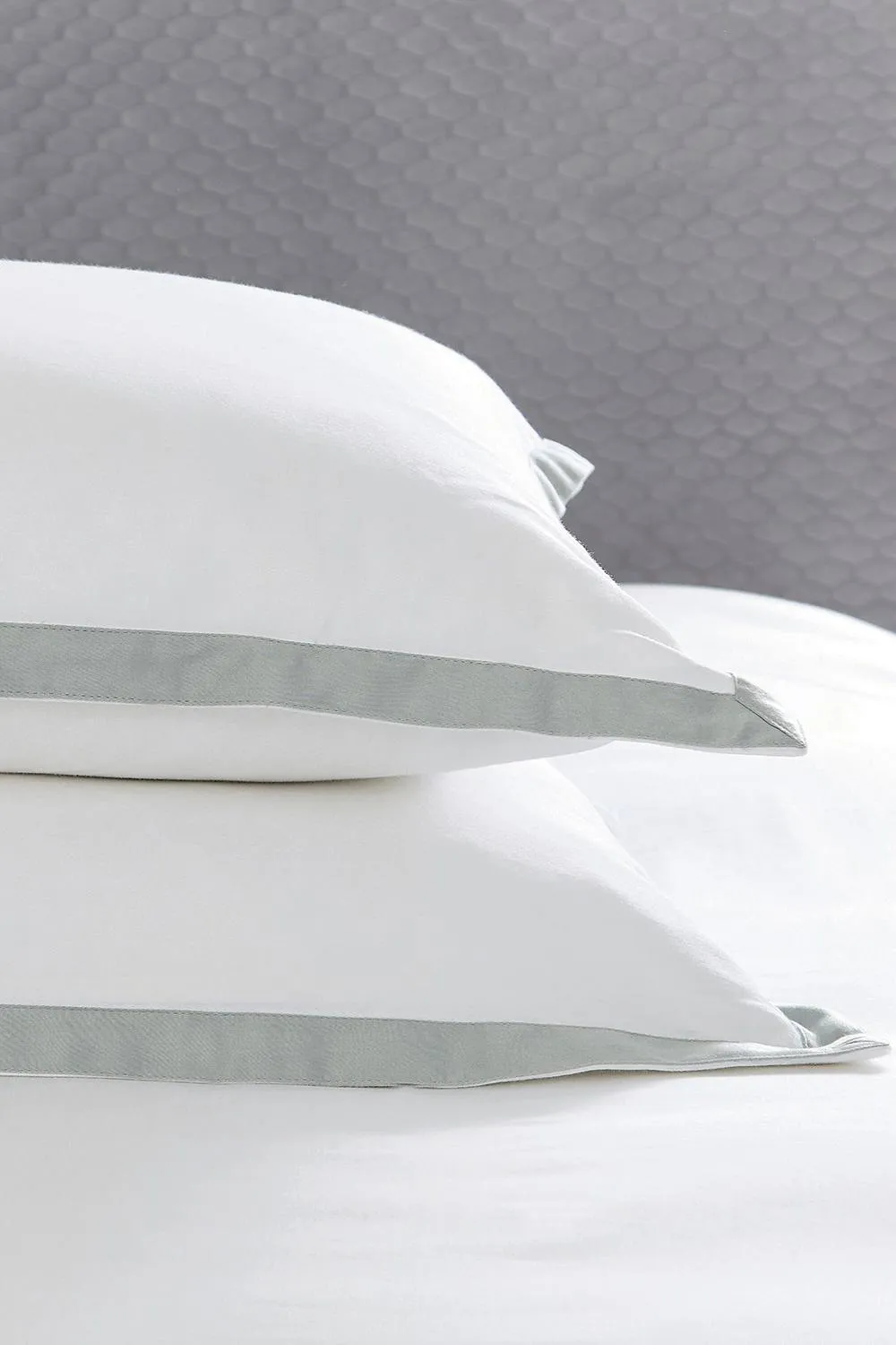 1951 'Luxury 400 Thread Count' Cotton Sateen Duvet Cover Set in Silver 4
