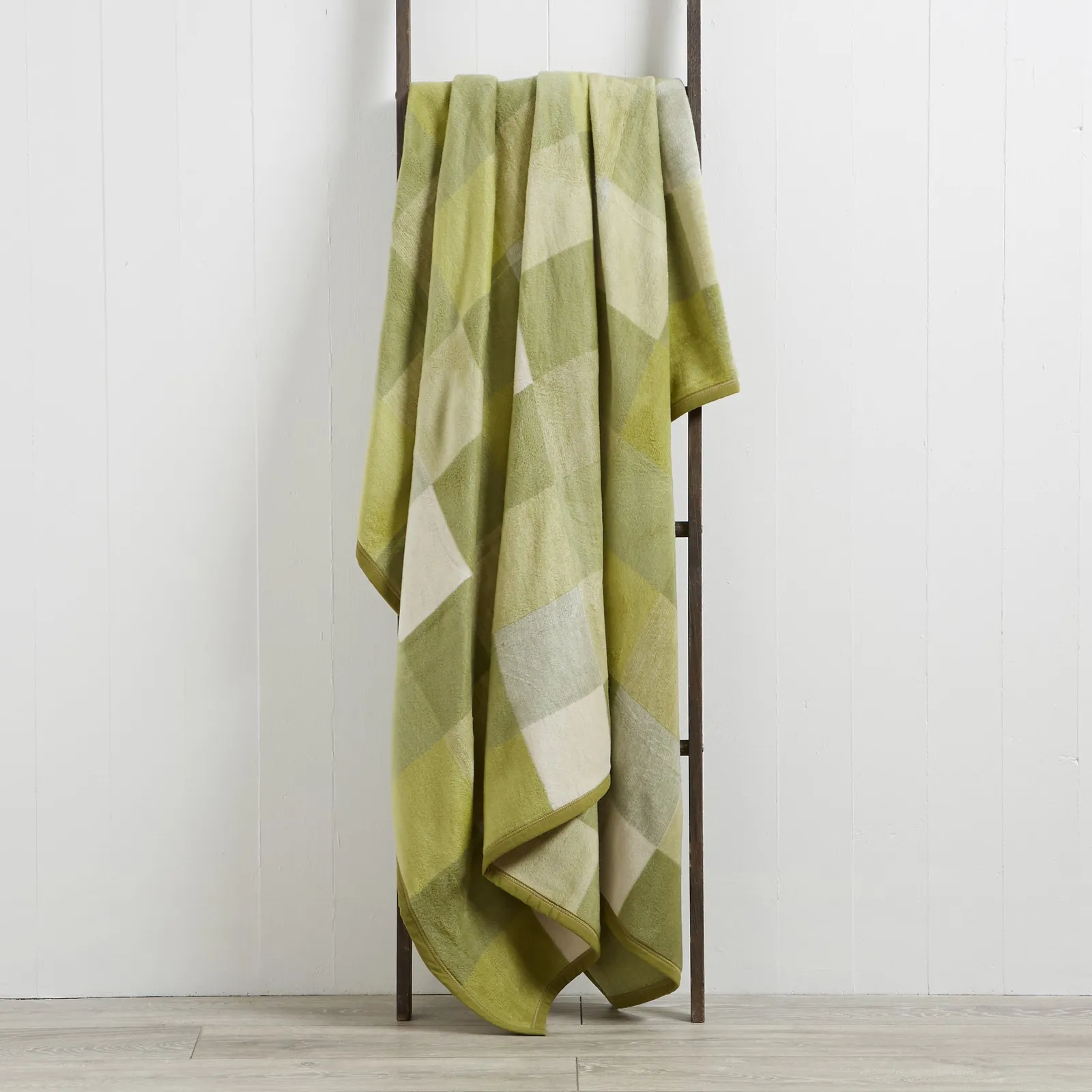 Thermosoft Squares 150cm x 200cm Blanket Apple Green