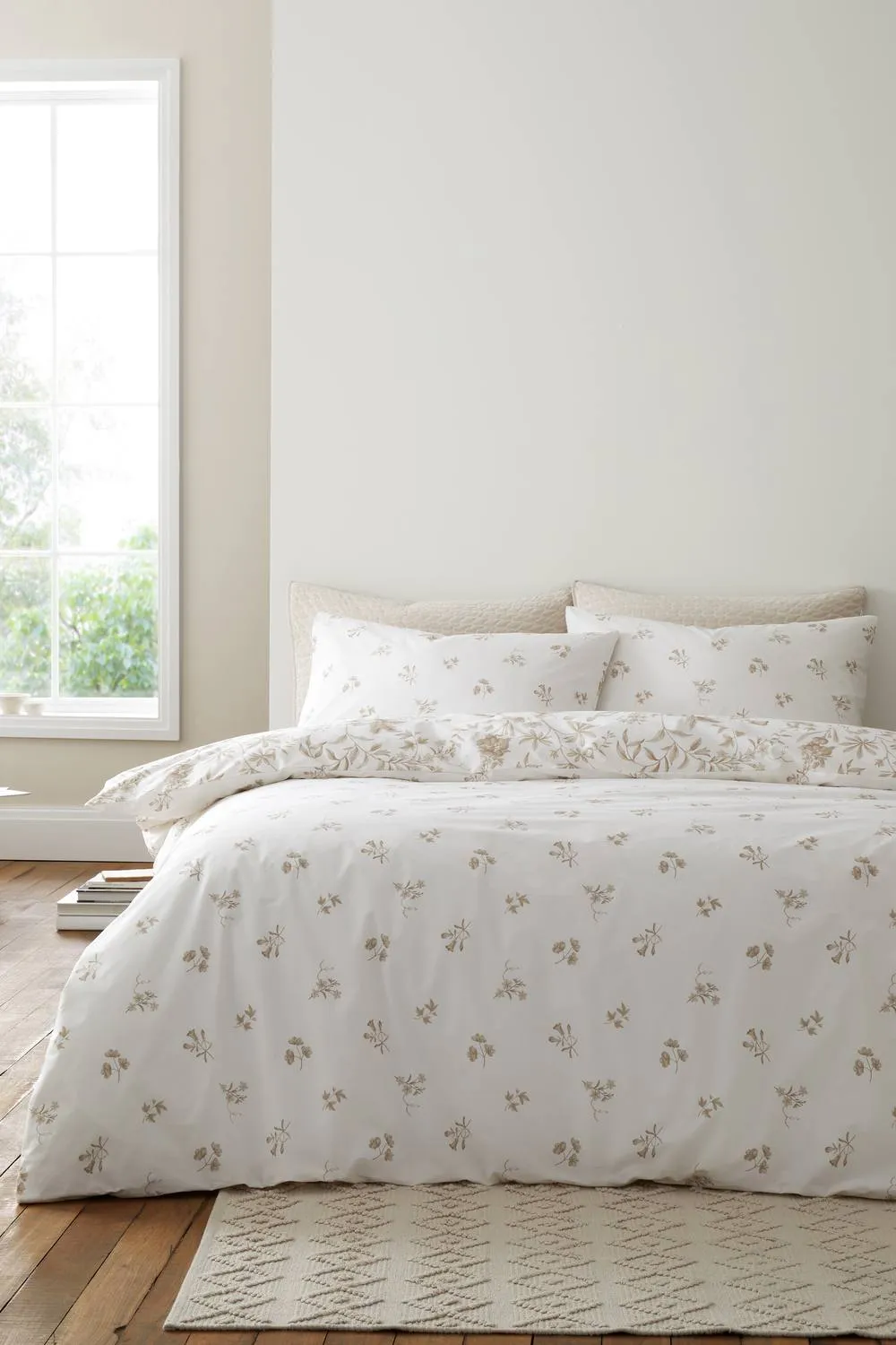 Bianca Thea Floral 200 Thread Count Cotton Reversible Duvet Cover Set in Natural 2