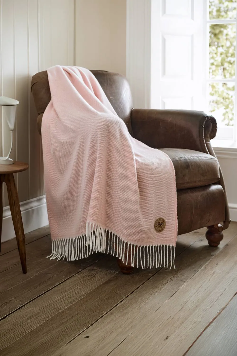 The Lyndon Company Arcadia Throw Supersoft 470gsm Jacquard Throw in Pink