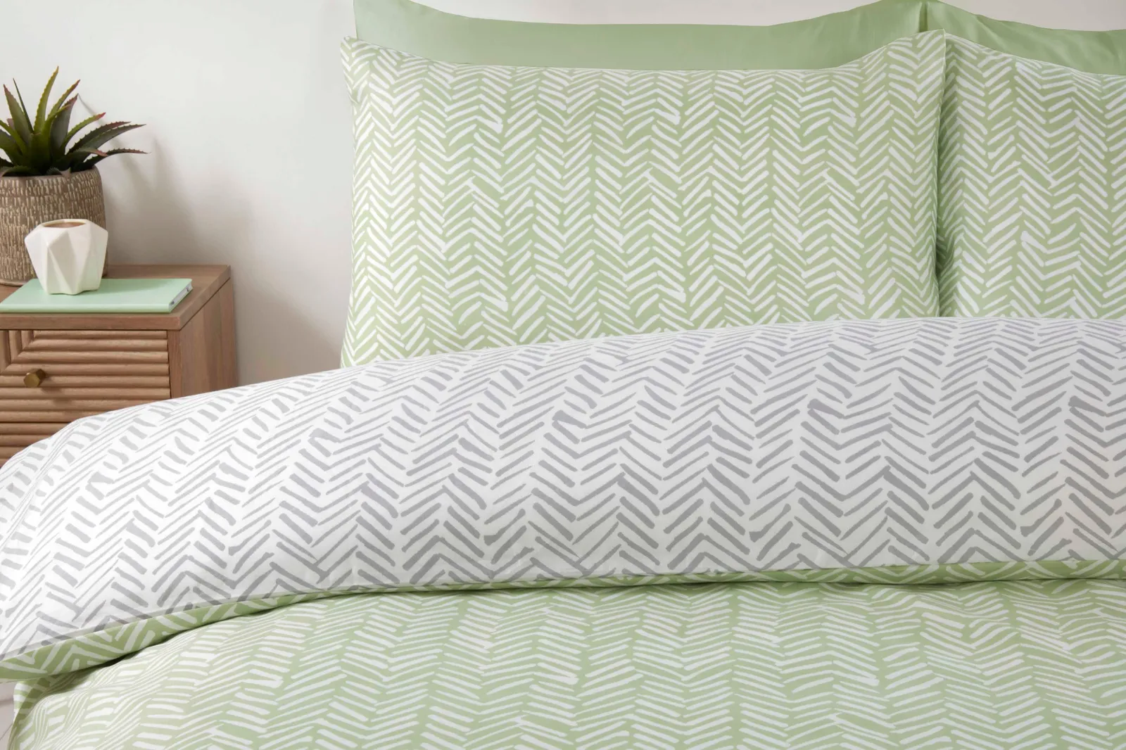 Rapport Home Helston Reversible Duvet Cover Set with Pillowcase Bedding in Green 2