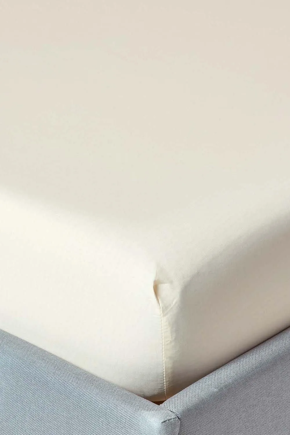Homescapes Egyptian Cotton Deep Fitted Sheet 18 inch 200 Thread Count in Cream