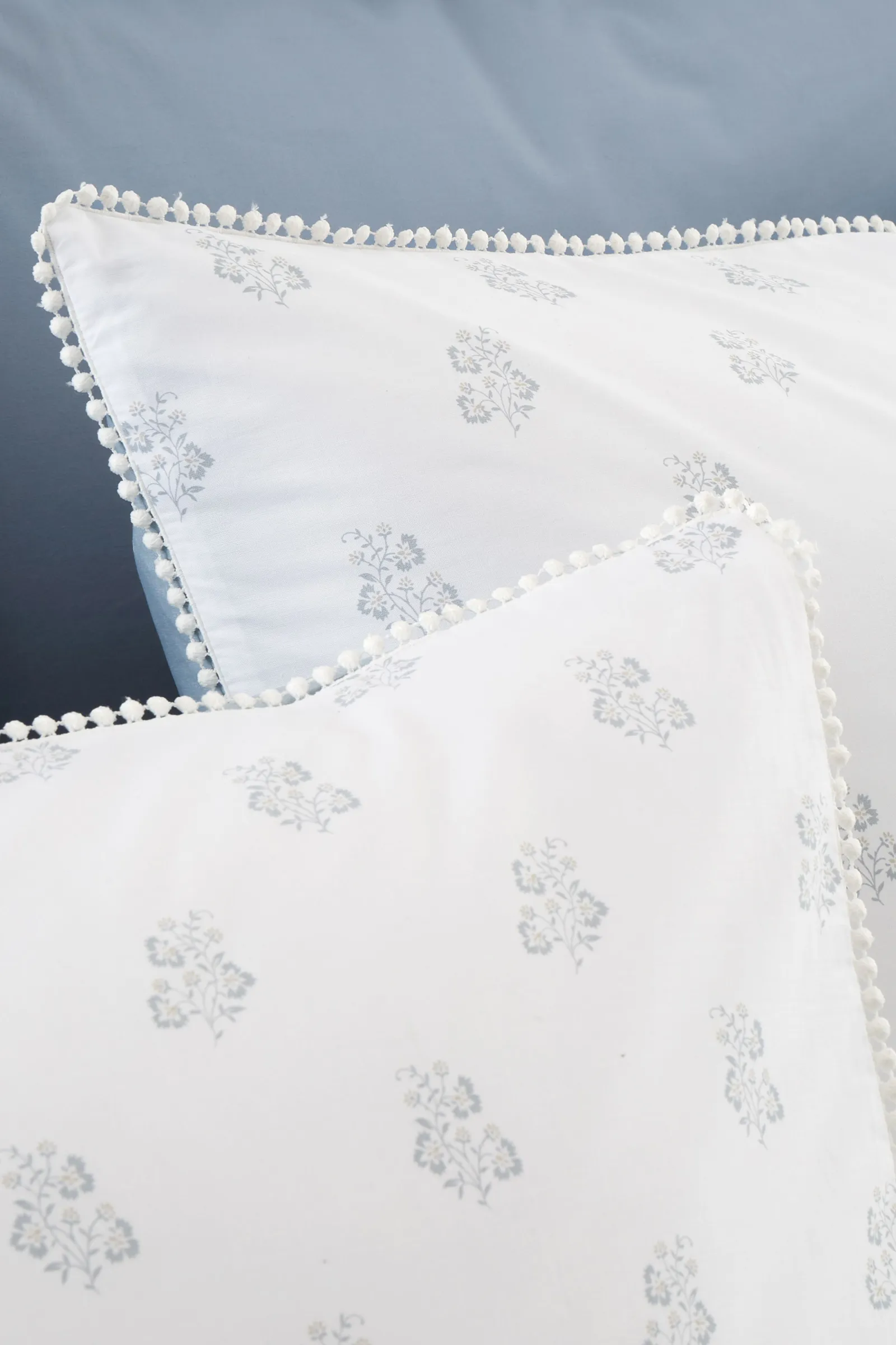 Bianca Esme Floral 200 Thread Count Cotton Reversible Duvet Cover Set in Blue 4