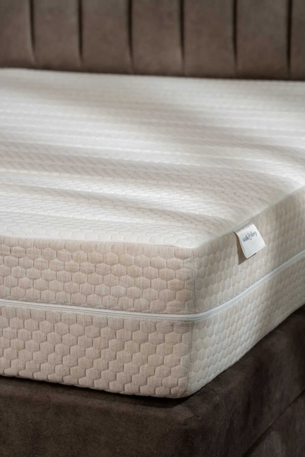Soak&Sleep Zoned Hybrid Memory Foam Mattress in White 3