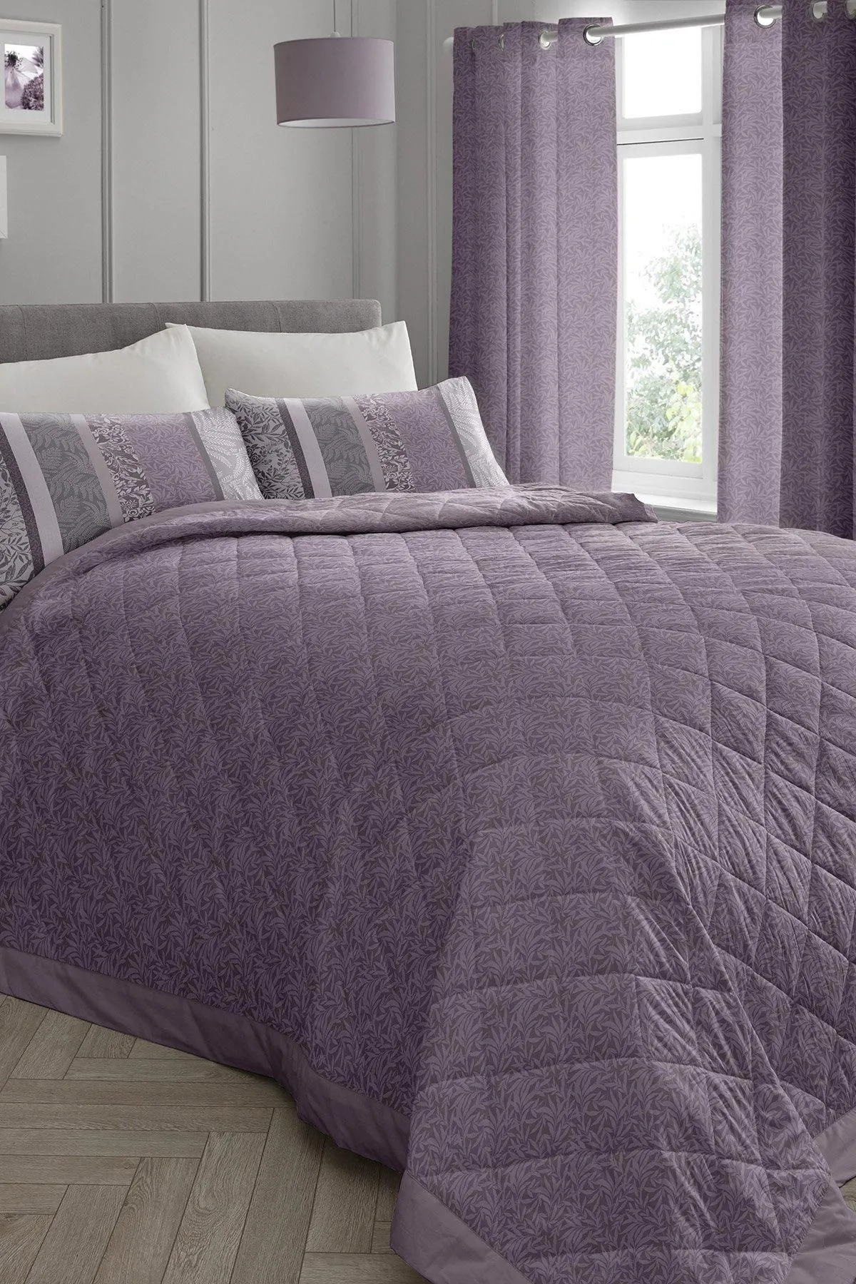 Dreams & Drapes 'Hanworth' Modern Leaves & Fauna Striped Duvet Cover Set in Lavender