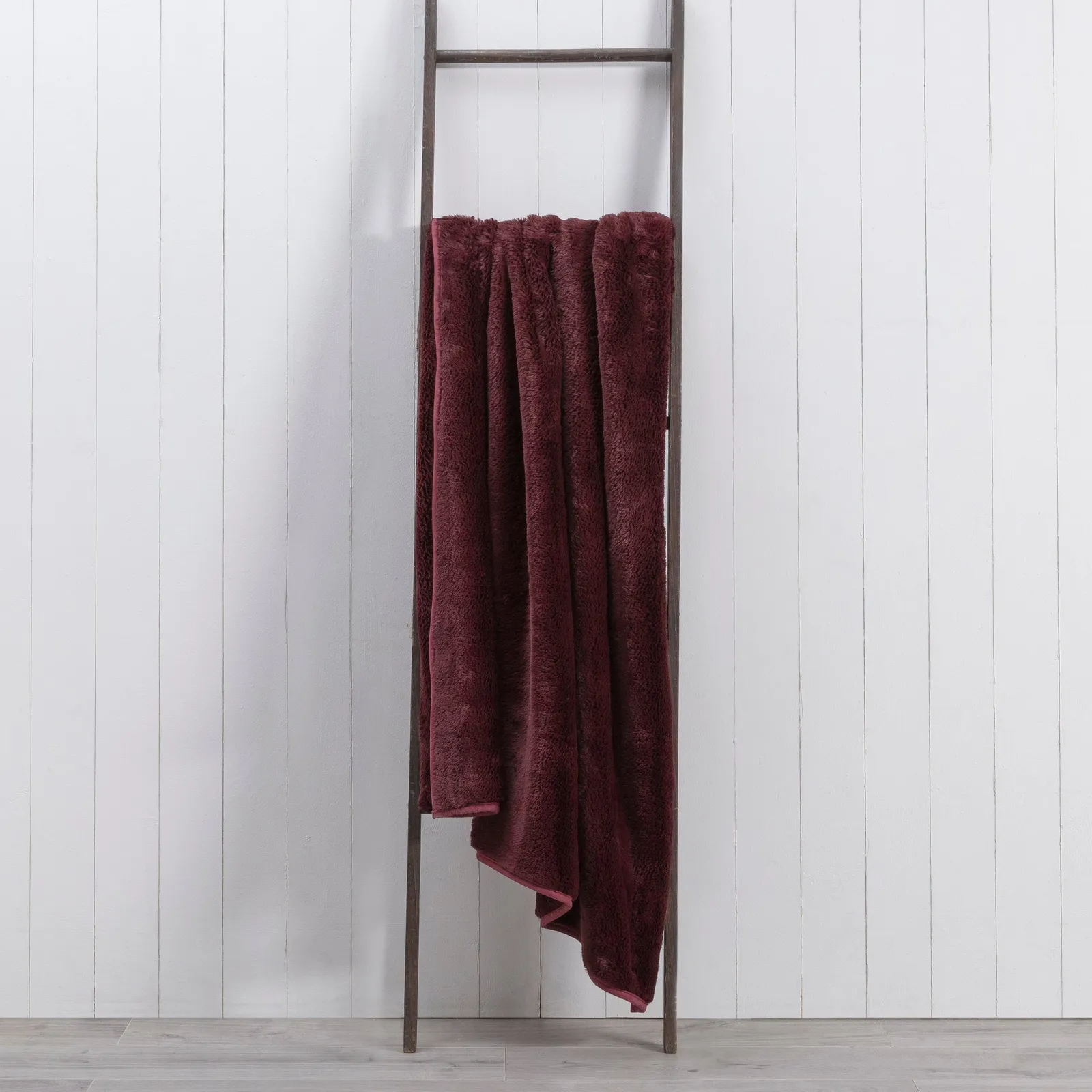 Aspen Plush Faux Fur 130cm x 180cm Throw Red