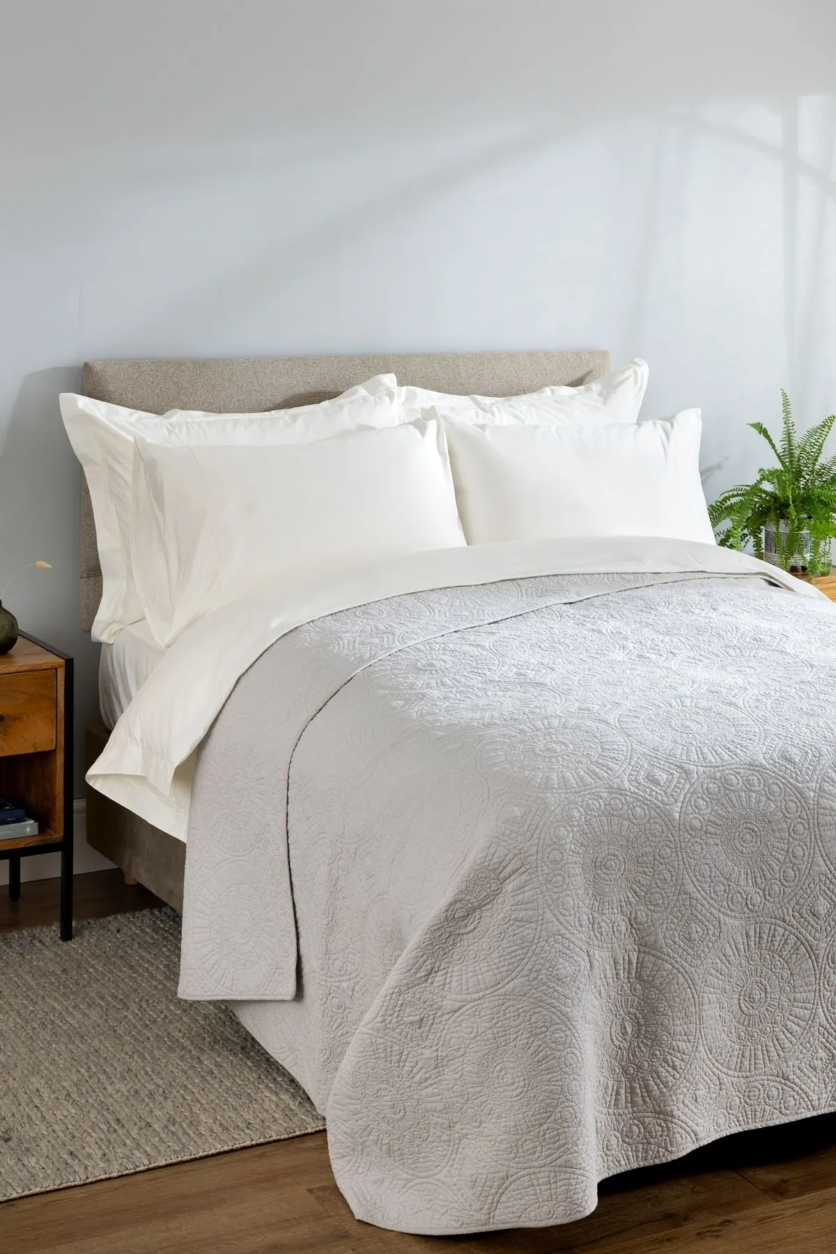Soak&Sleep Quilted Cotton Bedspread in Light Grey 1