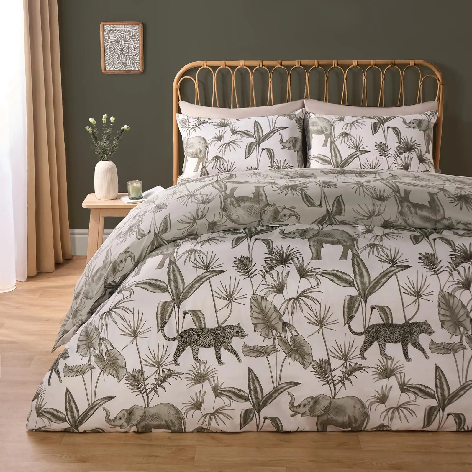 OHS Duvet Cover Set Safari Jungle Reversible Bed Quilt with Pillowcases Soft Bedding in Pale Green