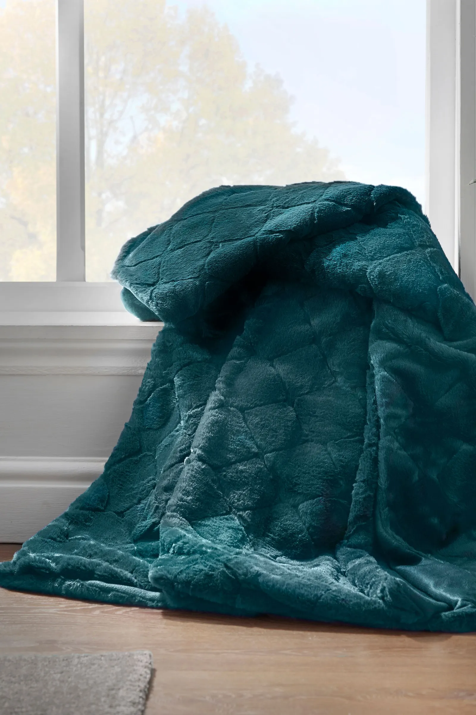 Catherine Lansfield 'Cosy Diamond' Blanket Throw in Green