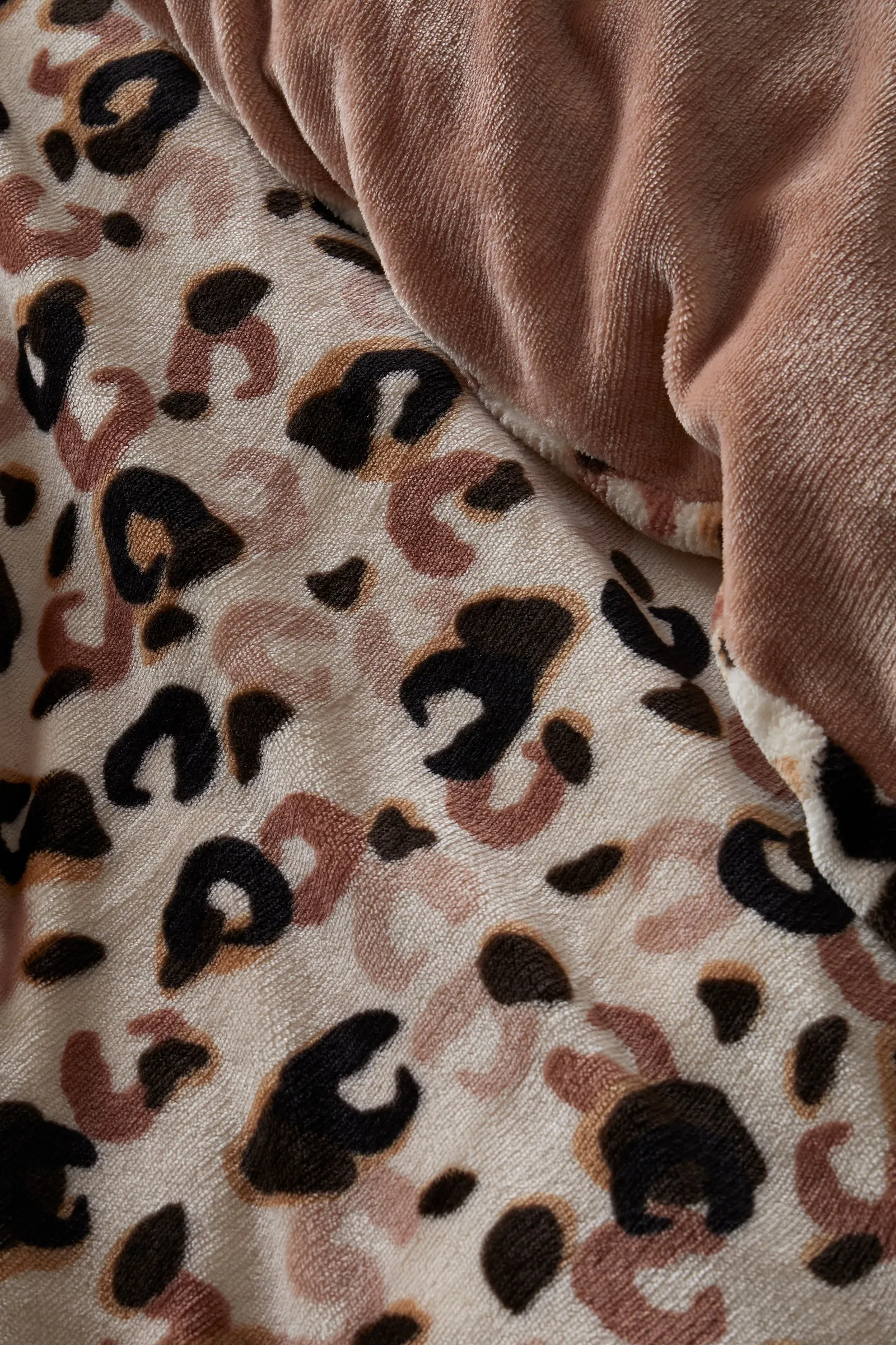 Fusion 'Cosy Leopard' Fleece With Sherpa Reverse Duvet Cover Set in Natural 3