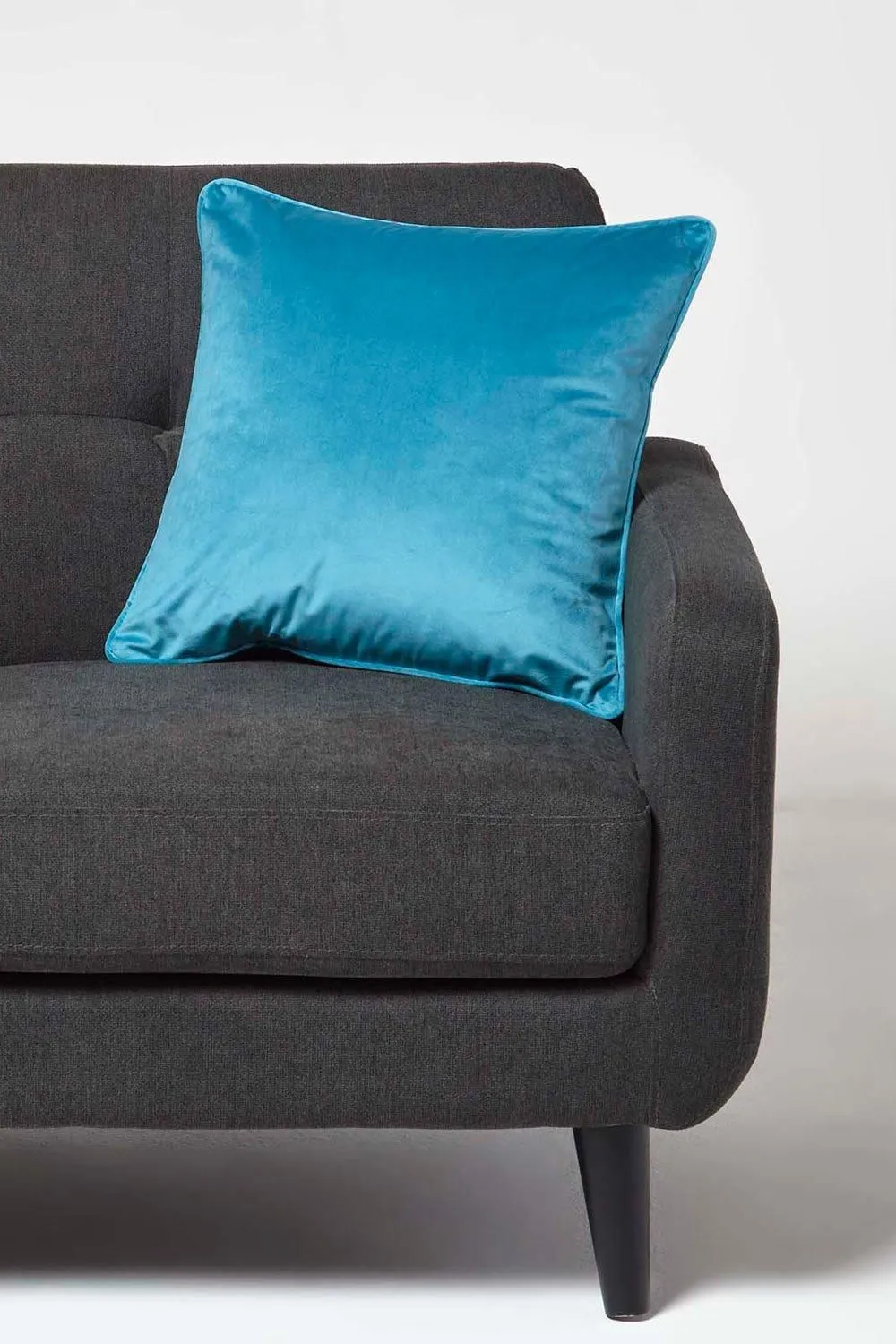 Homescapes Filled Velvet Cushion with Piped Edge 46 x 46 cm in Turquoise 2