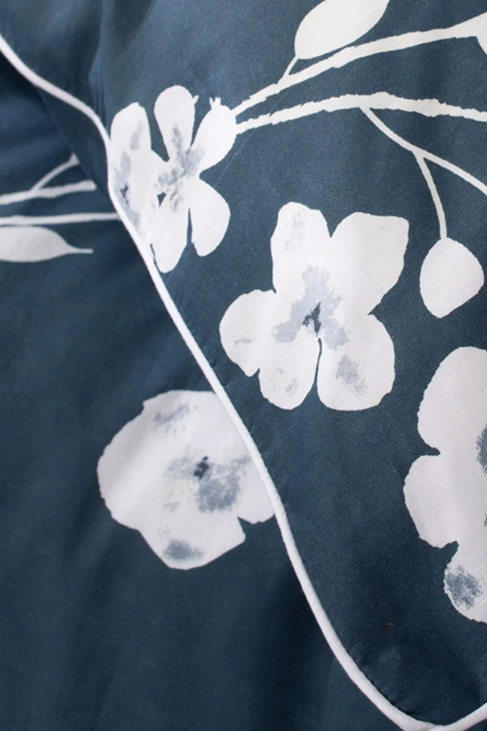 The Lyndon Company Petite Fleure Printed 100% Cotton Duvet Cover Set with Piped Edges in Navy 5