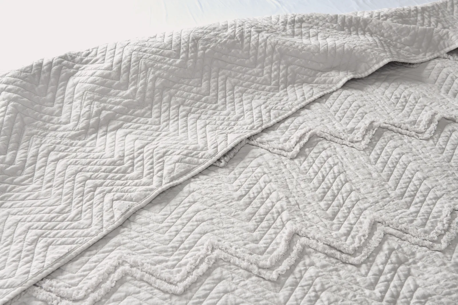 Smart Living Luxurious Zig-Zag Polyester Bedspread - Soft, Stylish, & Durable in Natural 3