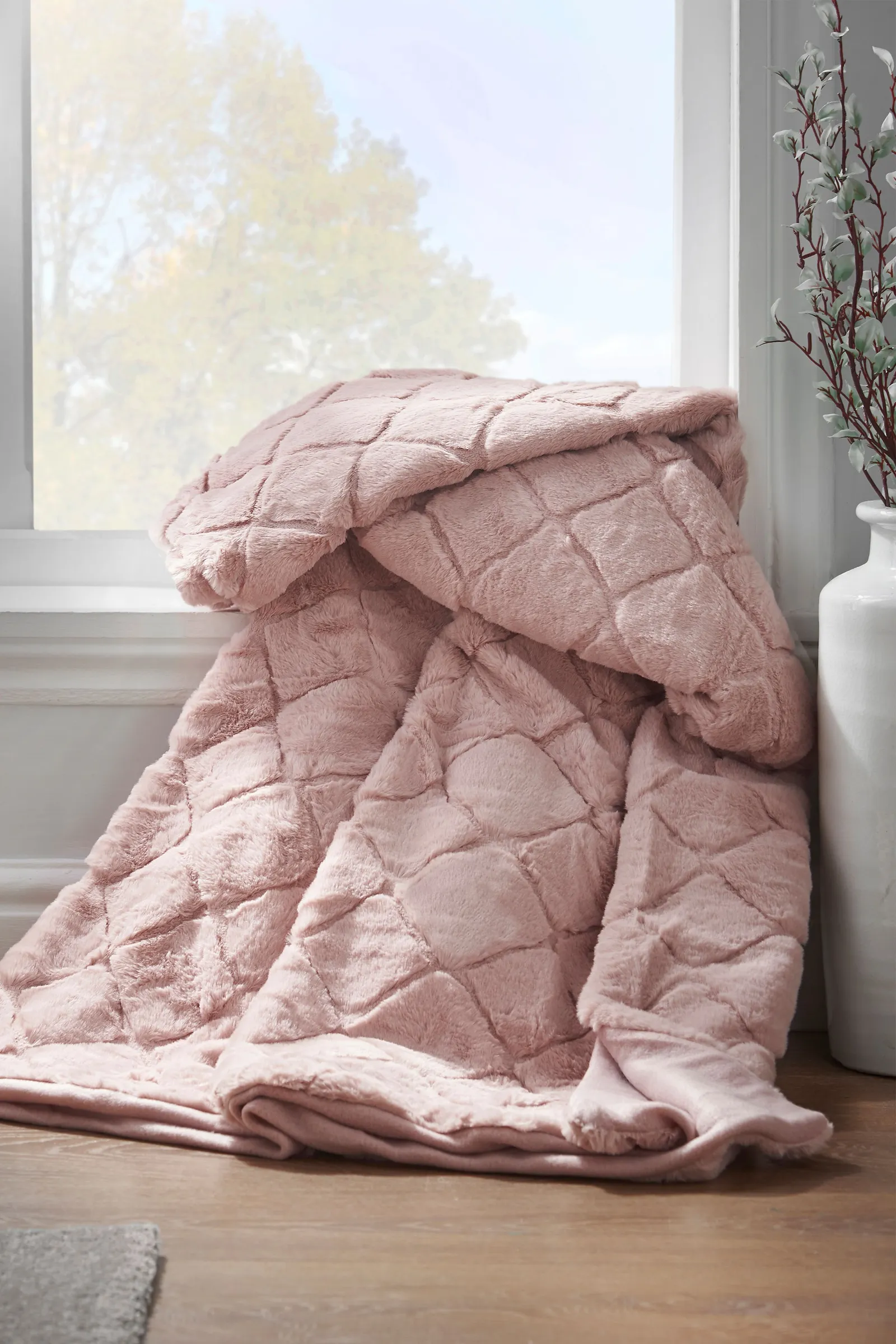 Catherine Lansfield 'Cosy Diamond' Blanket Throw in Pink