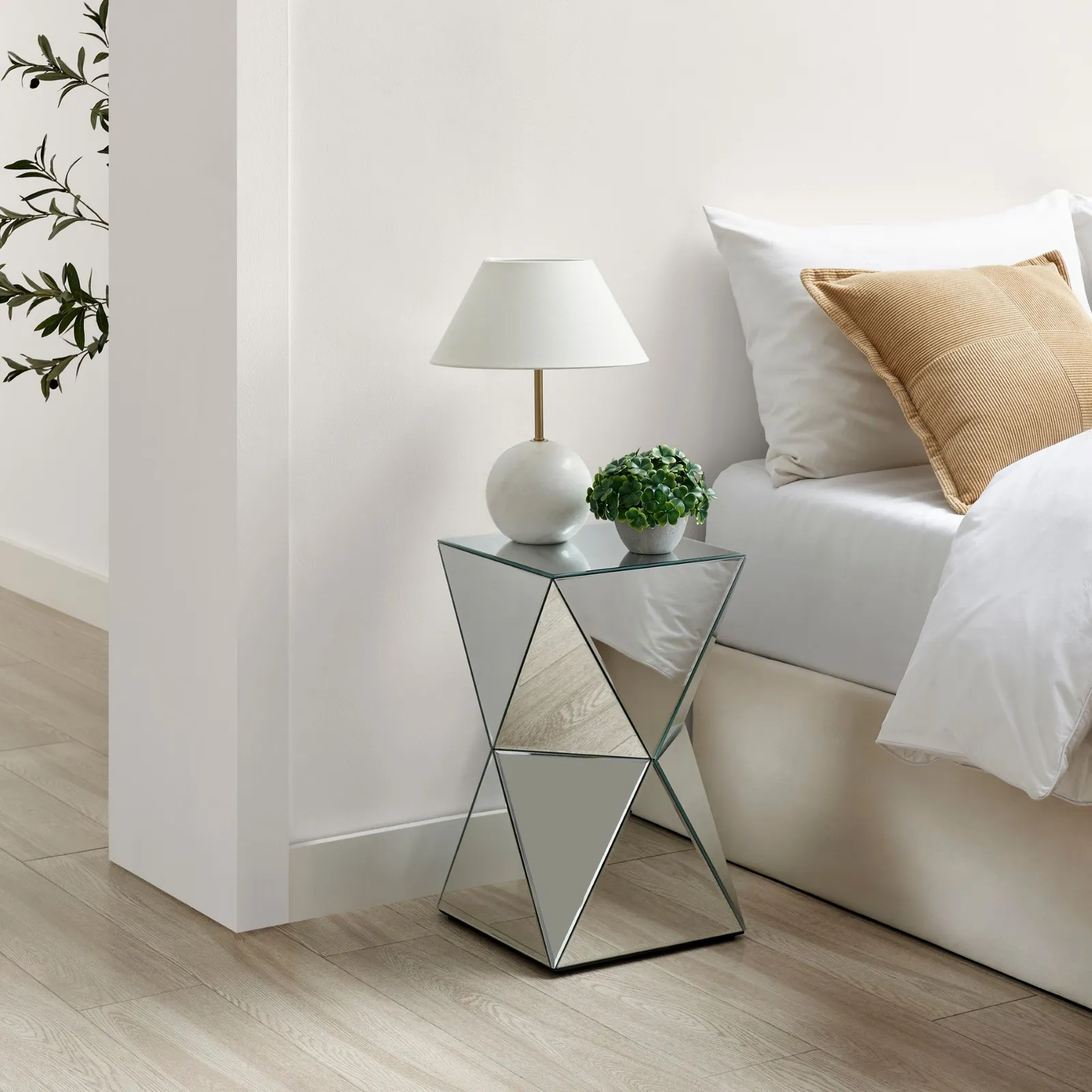FurnitureboxUK Diamond Contemporary Mirrored Bedside/Side Table in Silver