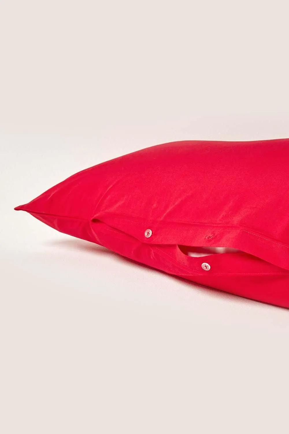 Homescapes Egyptian Cotton V Shaped Pillowcase 200 TC in Red 4