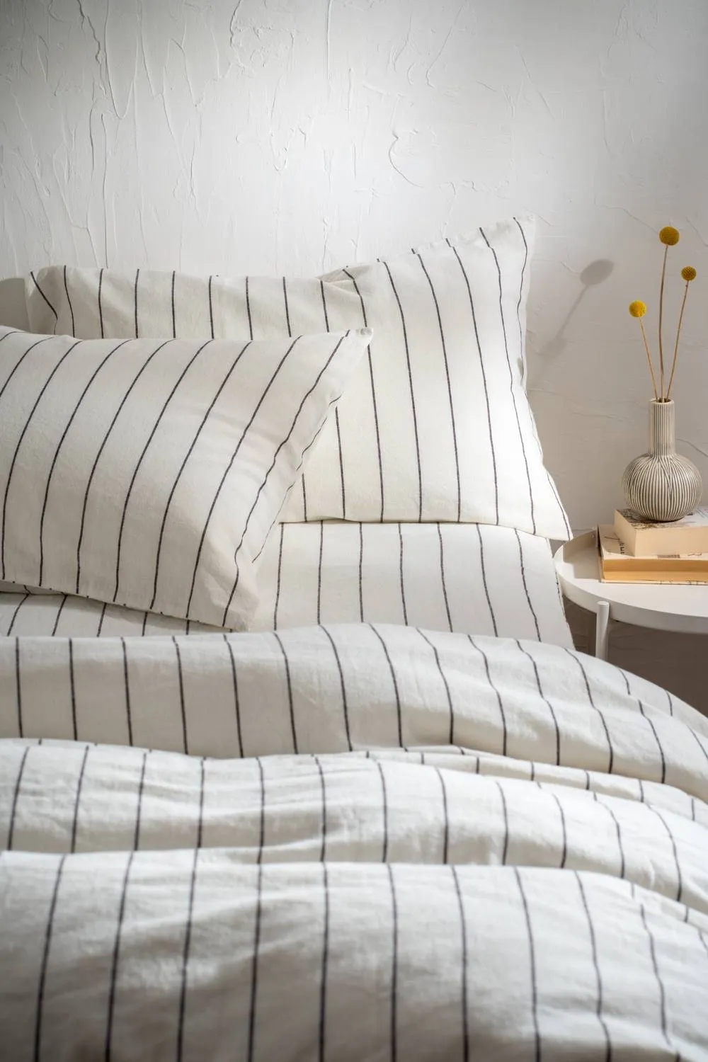 Soak&Sleep White/Blackberry Pinstripe Linen/Cotton Housewife Pillowcase Pair in White 2