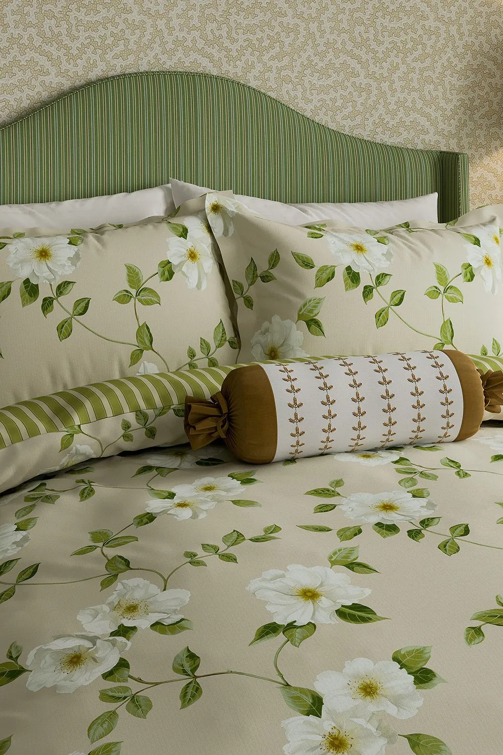 Sanderson 'Poets Rose' Cotton Duvet Cover Set in Natural 2