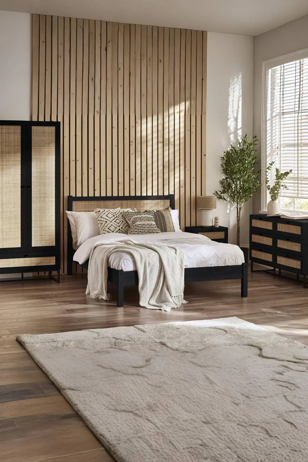 Julian Bowen Padstow Rattan Effect Bed in Black 2