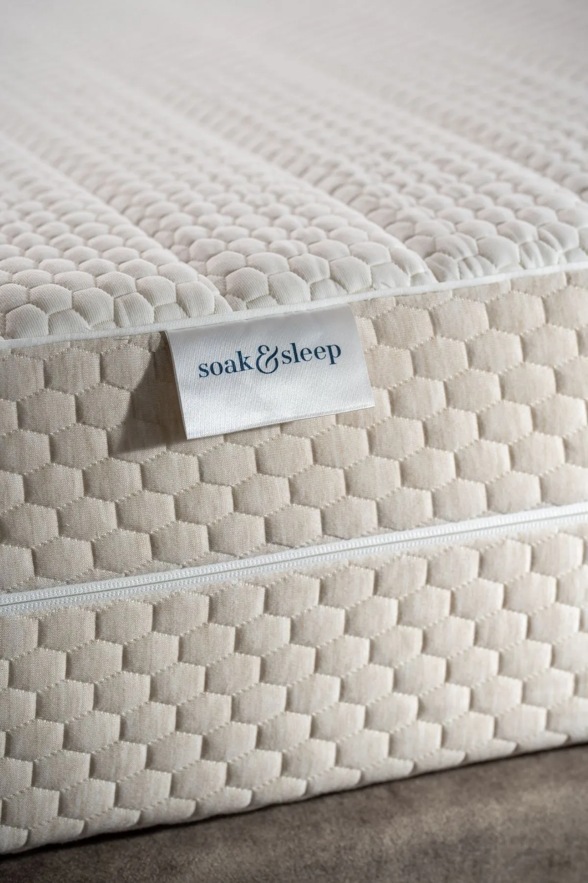 Soak&Sleep Zoned Hybrid Memory Foam Mattress in White 4