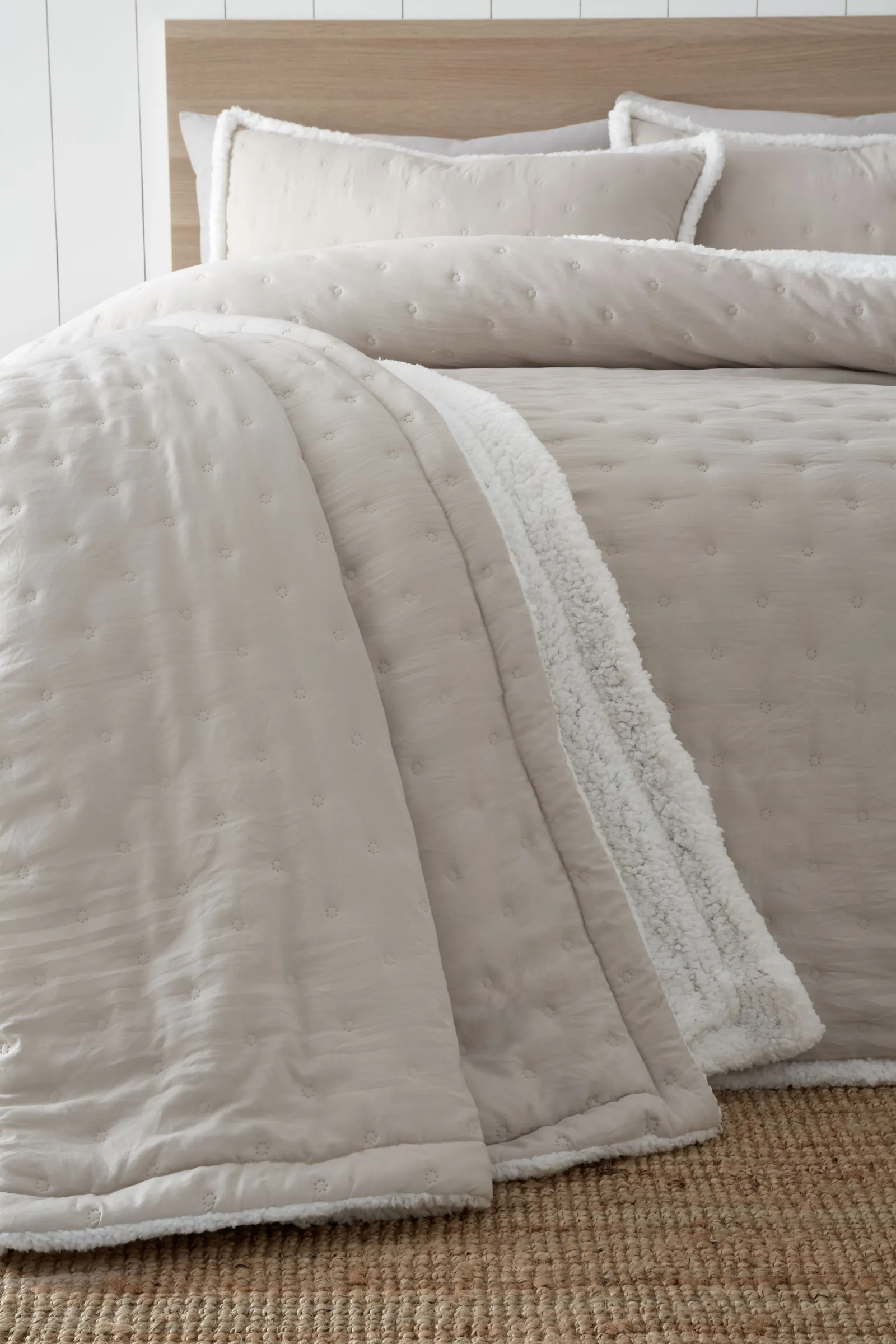 Catherine Lansfield Cosy Nori Soft Sherpa 220cm x 230cm Warm & Cosy Bedspread in Cream