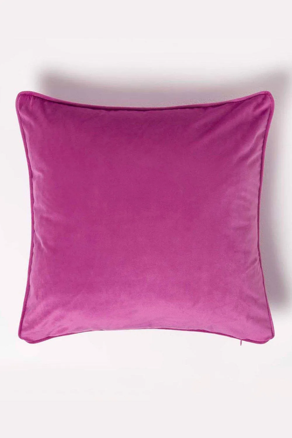 Homescapes Filled Velvet Cushion with Piped Edge 46 x 46 cm in Pink 3