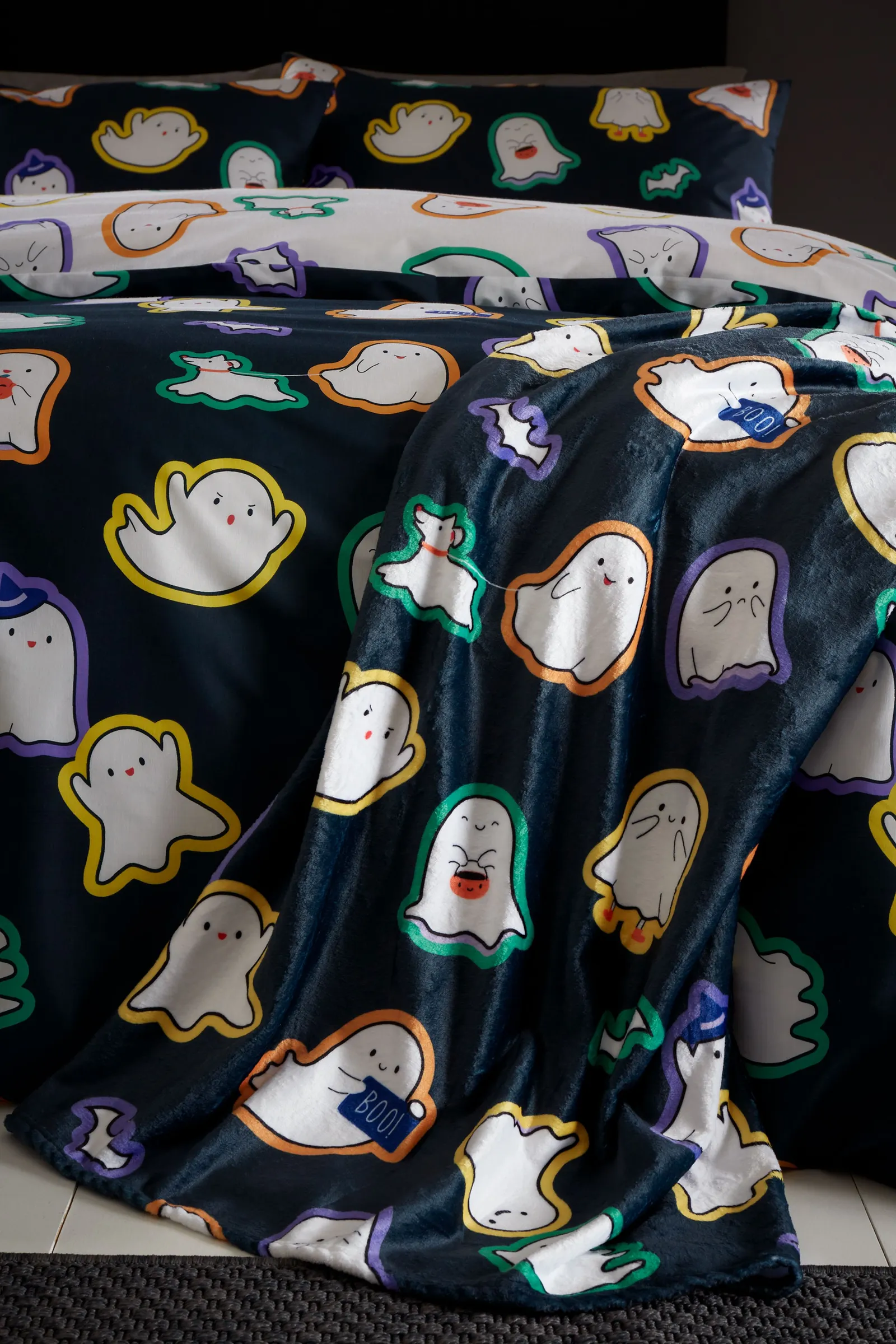 Catherine Lansfield 'Halloween Ghosts' Cosy Fleece Blanket Throw in Black