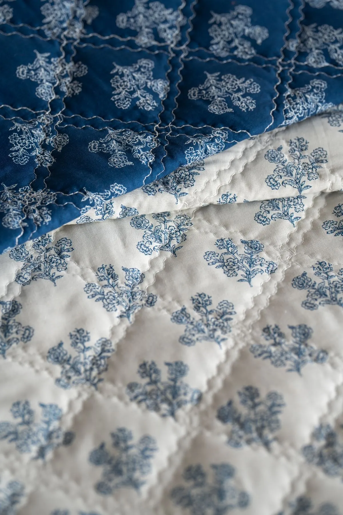 Soak&Sleep Reversible Floral Print Bedspread in Dark Blue 3