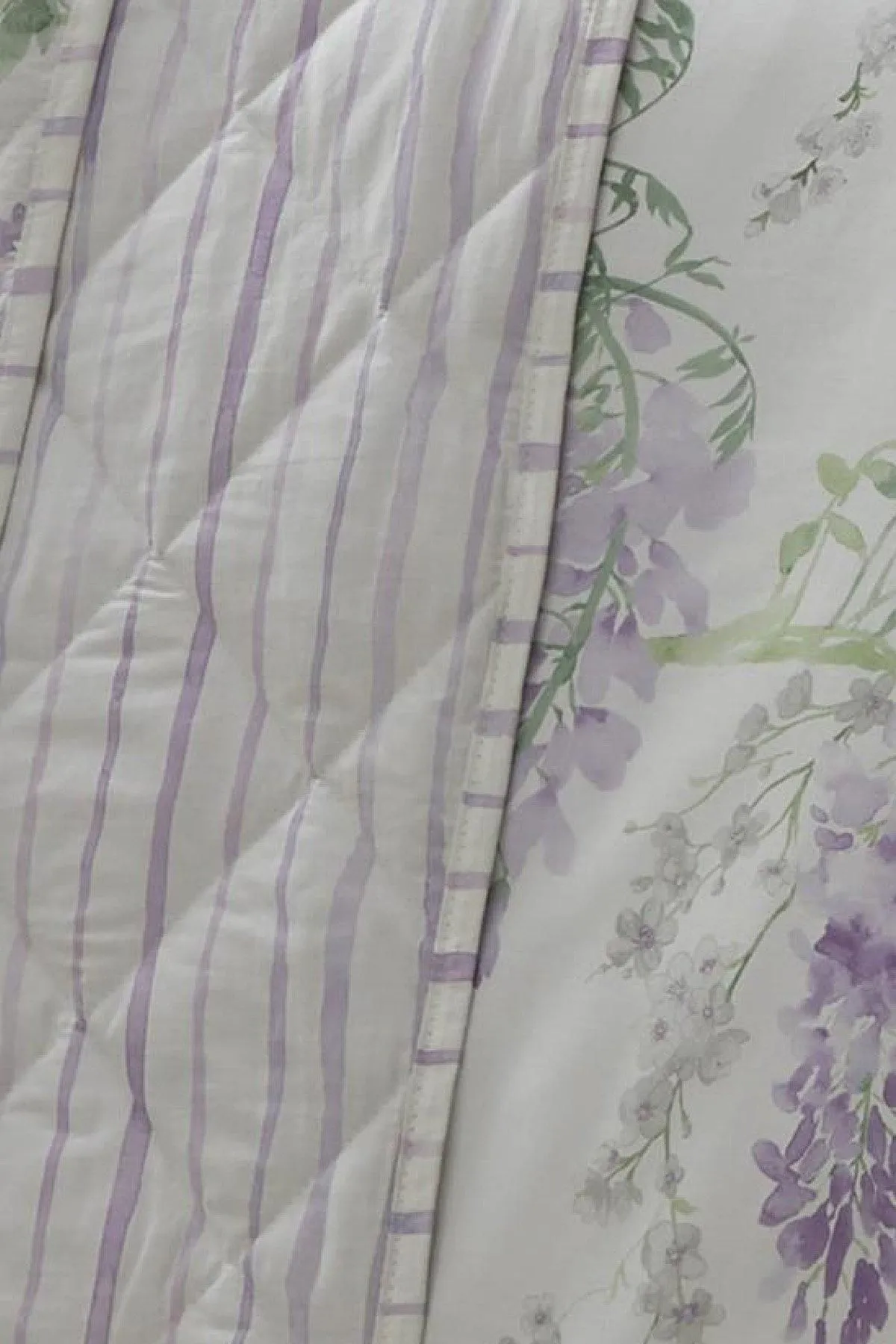 Dreams & Drapes 'Wisteria' Reversible Floral Bedspread in Lilac 3