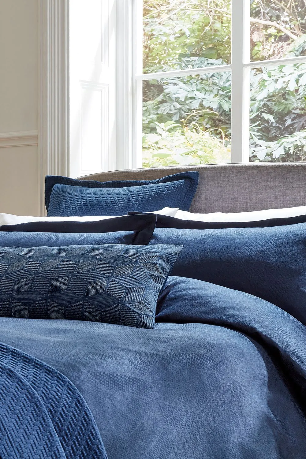 1951 'Osaka' Cotton Oxford Pillowcase in Midnight 2