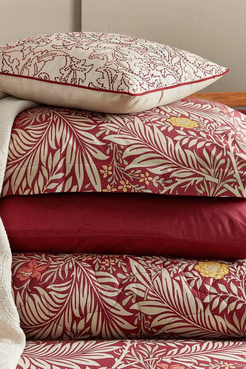 Morris & Co 'Larkspur' Cotton Percale Duvet Cover Set in Red 3